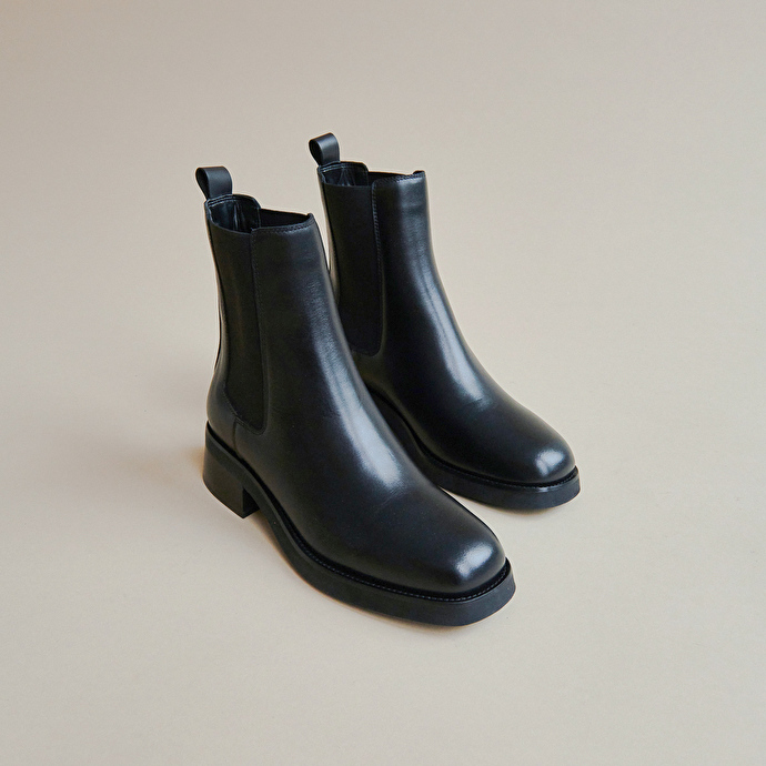 Boots à bouts ronds et élastiques  en cuir noir