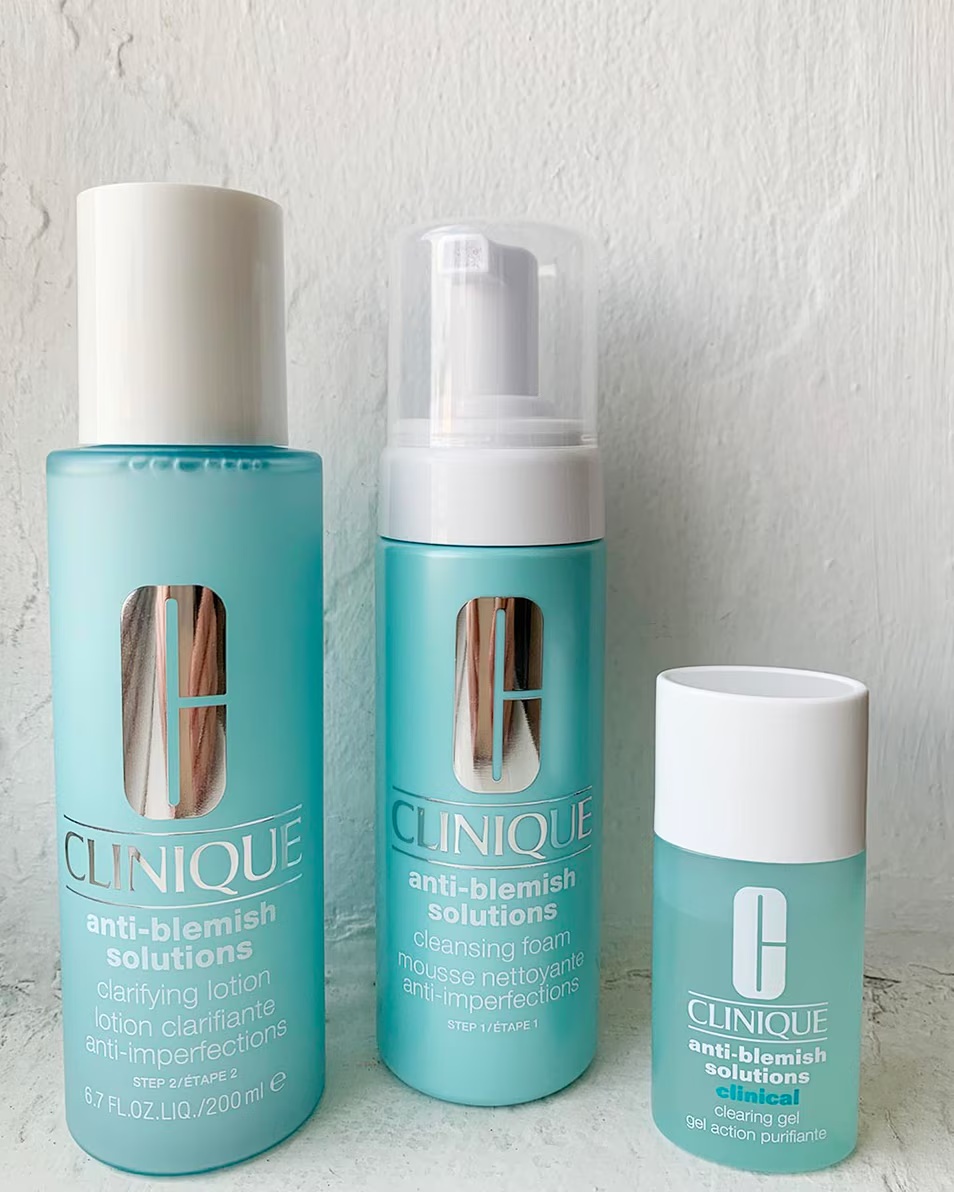 CLINIQUE ANTI-BLEMISH SOLUTIONS™ ČISTIACE MLIEKO EXFOLIAČNÉ MLIEKO – PROTI AKNÉ – 3-KROKOVÝ SYSTÉM