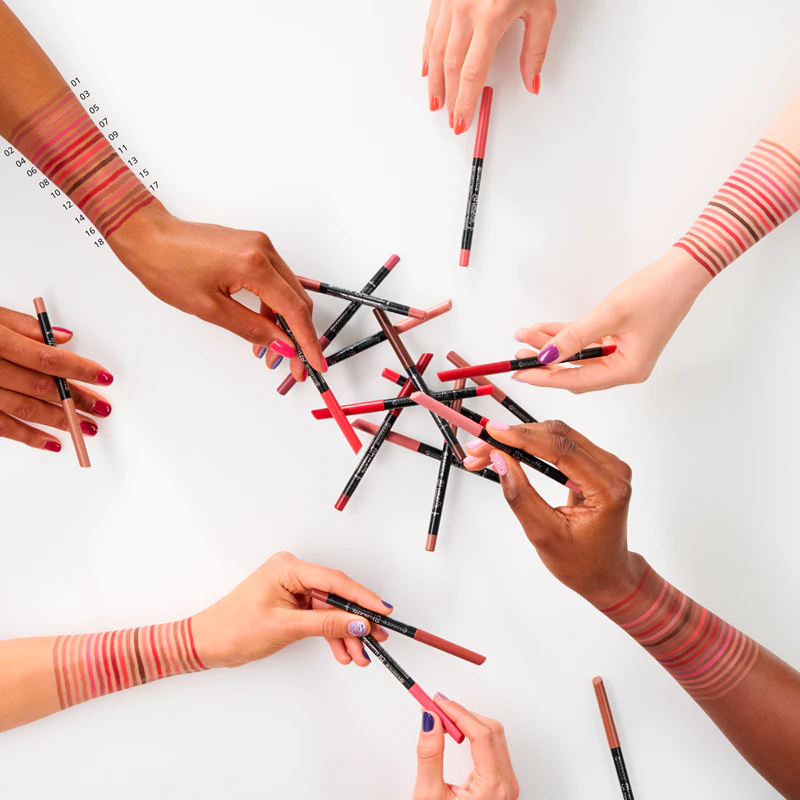 essence 8h Matte Comfort matte lippenpotlood met puntenslijper