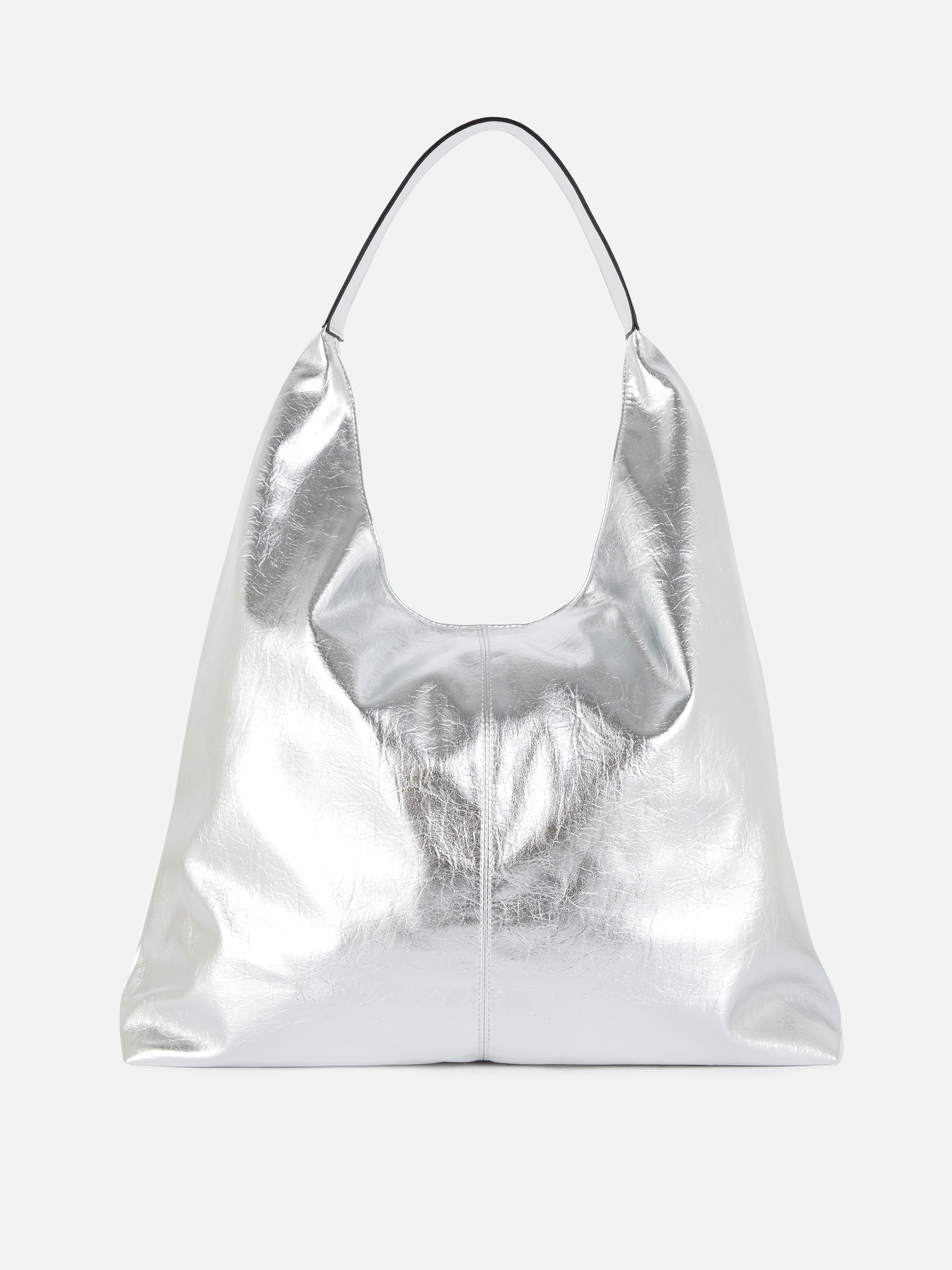 Shopper aus metallisch glänzendem Kunstleder. Eine große Tragetasche aus Kunstleder mit Schulterriemen und Metallic-Finish.