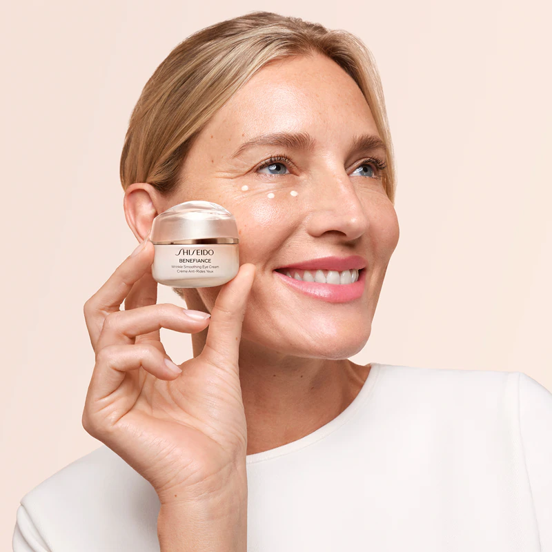 creme para olhos Shiseido Benefiance Wrinkle Smoothing Eye Cream é um creme nutritivo que reduz rugas.