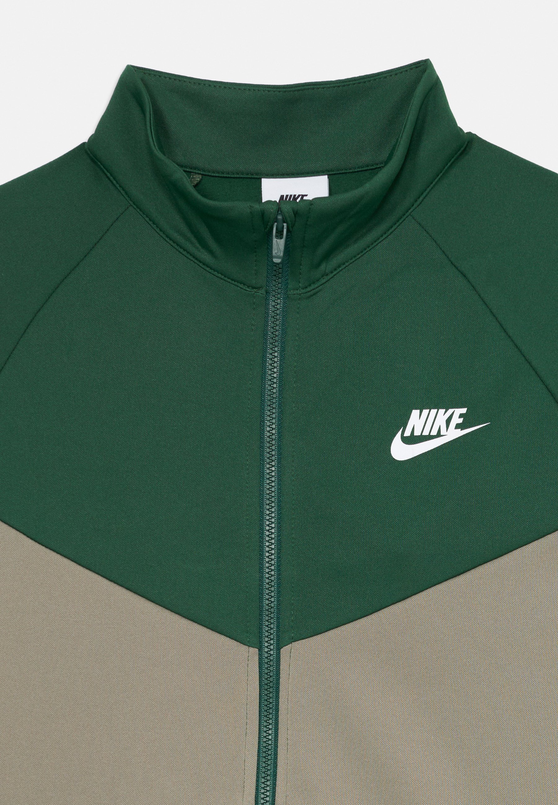 Nike Sportswear trainingspak set unisex - Trainingspak - licht legergroen/dennenhout/wit