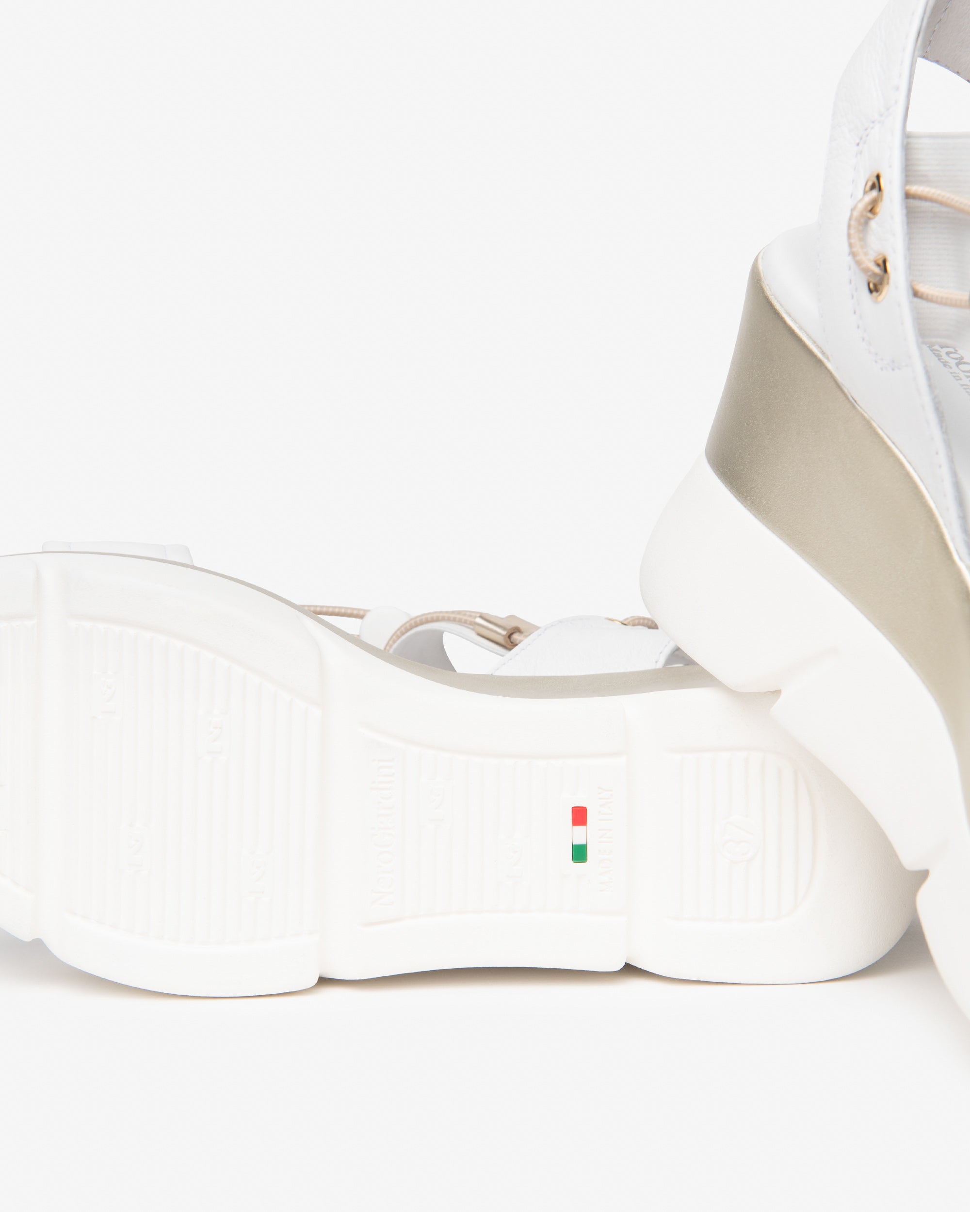  Damensandalen aus Leder und technischen Materialien