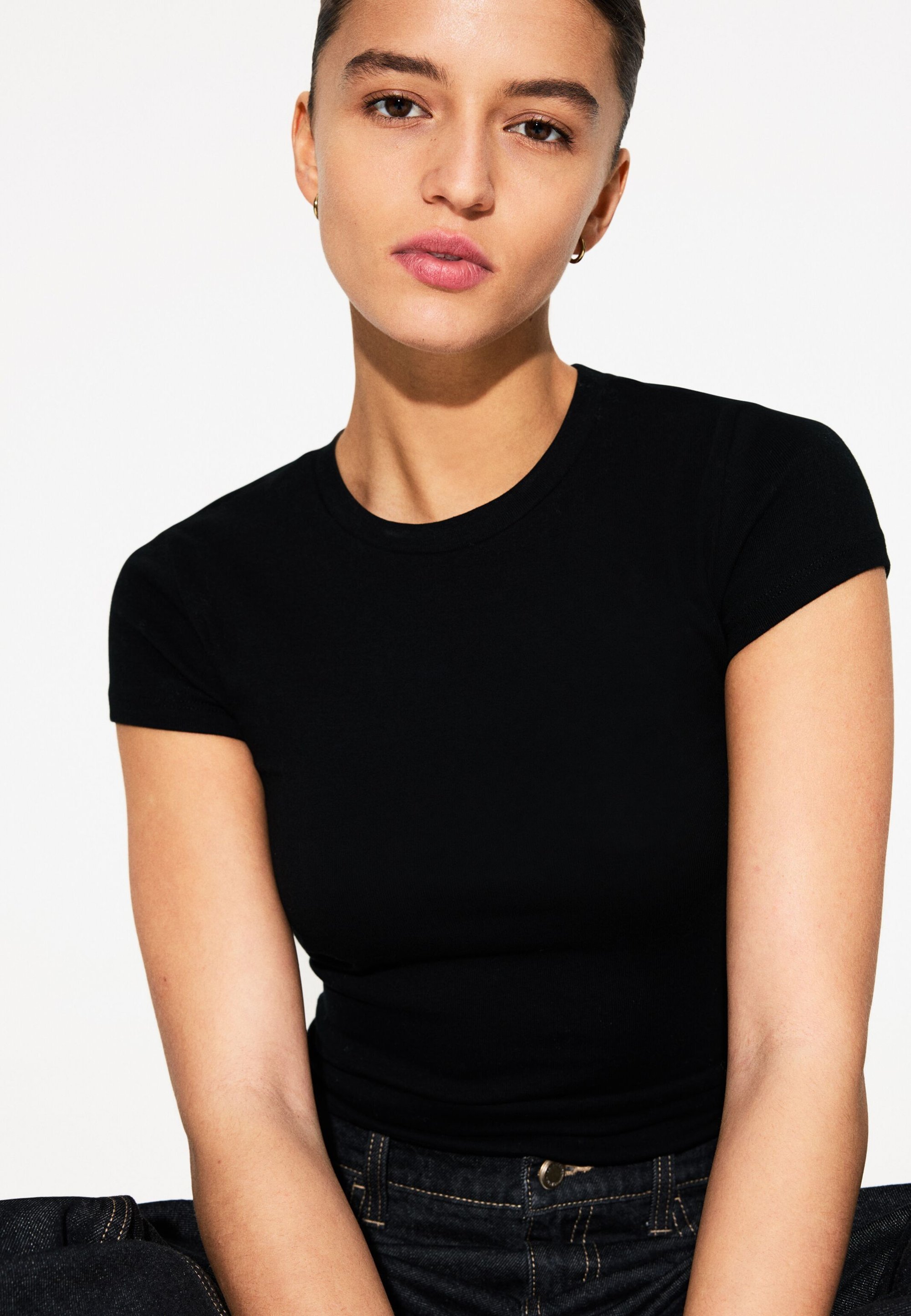 Bershka T-shirt met korte mouwen en ronde hals - Basic T-shirt - zwart