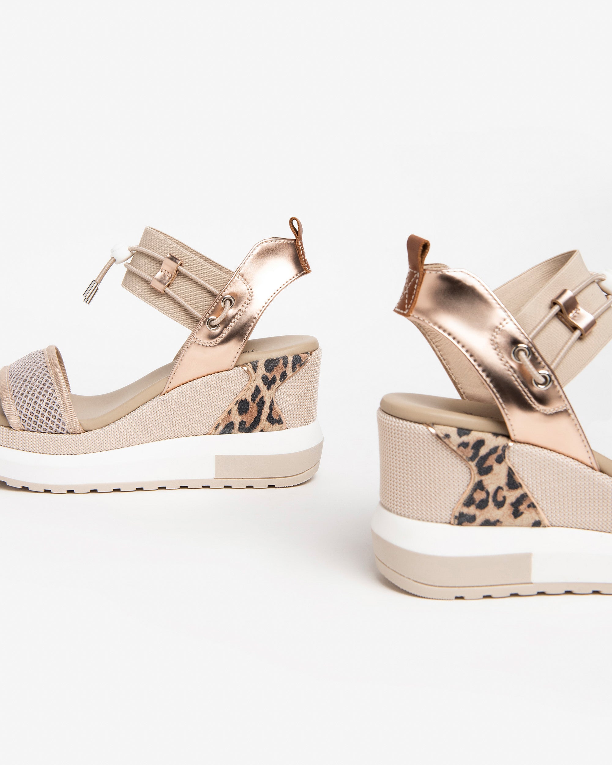  Damensandalen aus Funktionsmaterial und Canvas