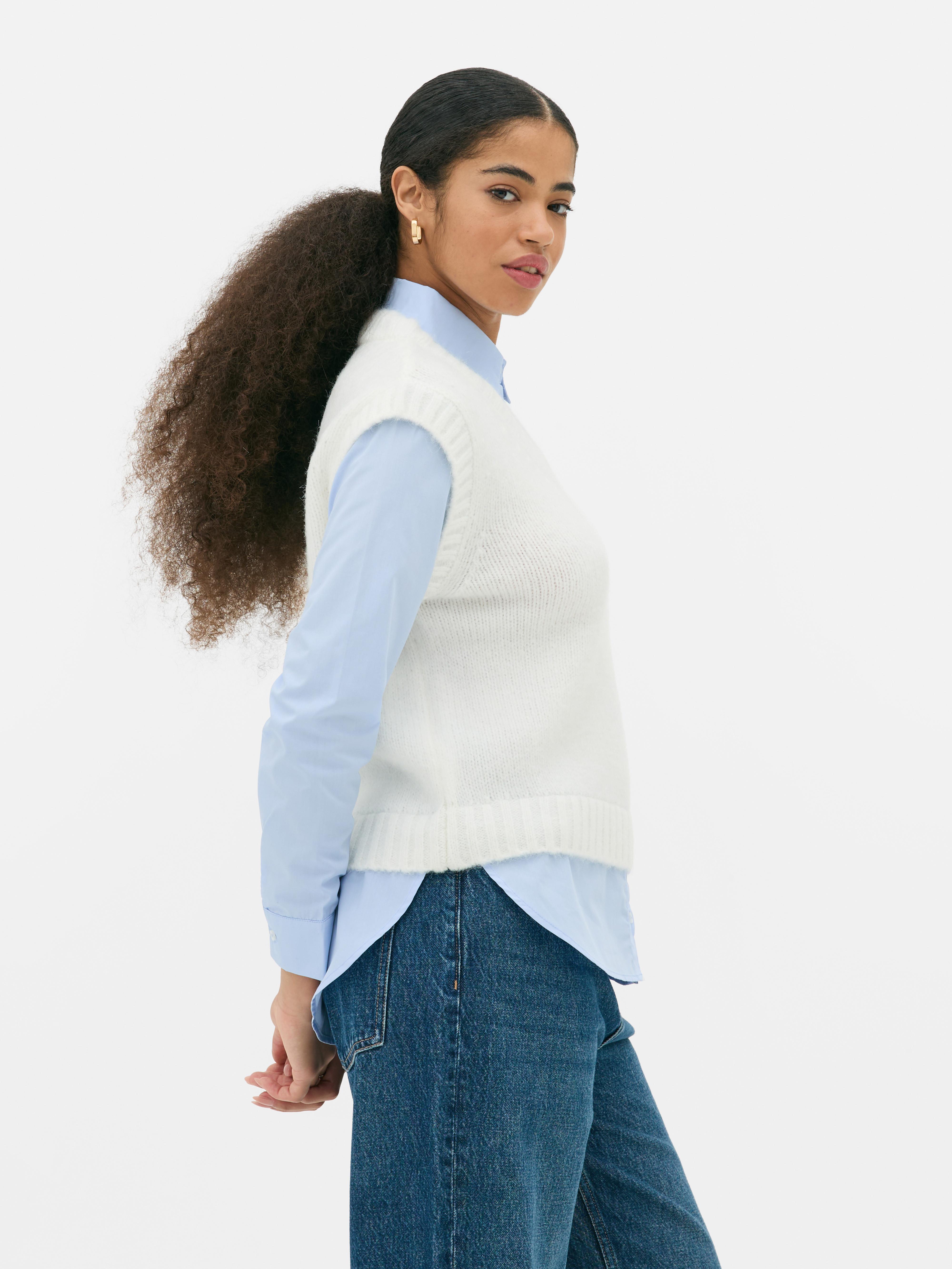 Cămașă și vestă 2 în 1. Optează pentru un stil lejer cu această vestă tricotată, cu guler pe dedesubt.