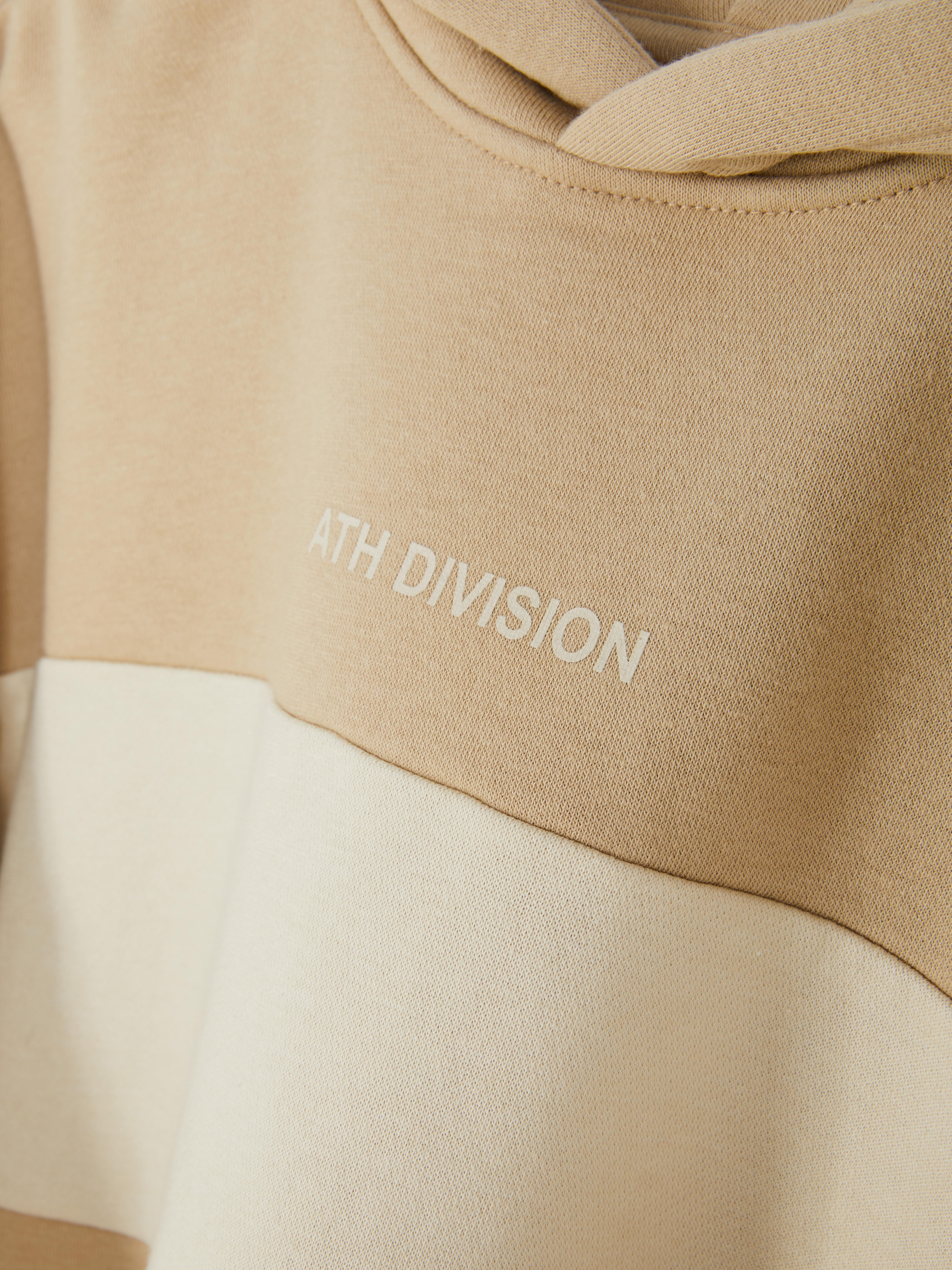 Passender Hoodie mit Farbblock-Design. Ein Hoodie mit fester Kapuze, gerippten Bündchen, Farbblock-Design und Kängurutasche.