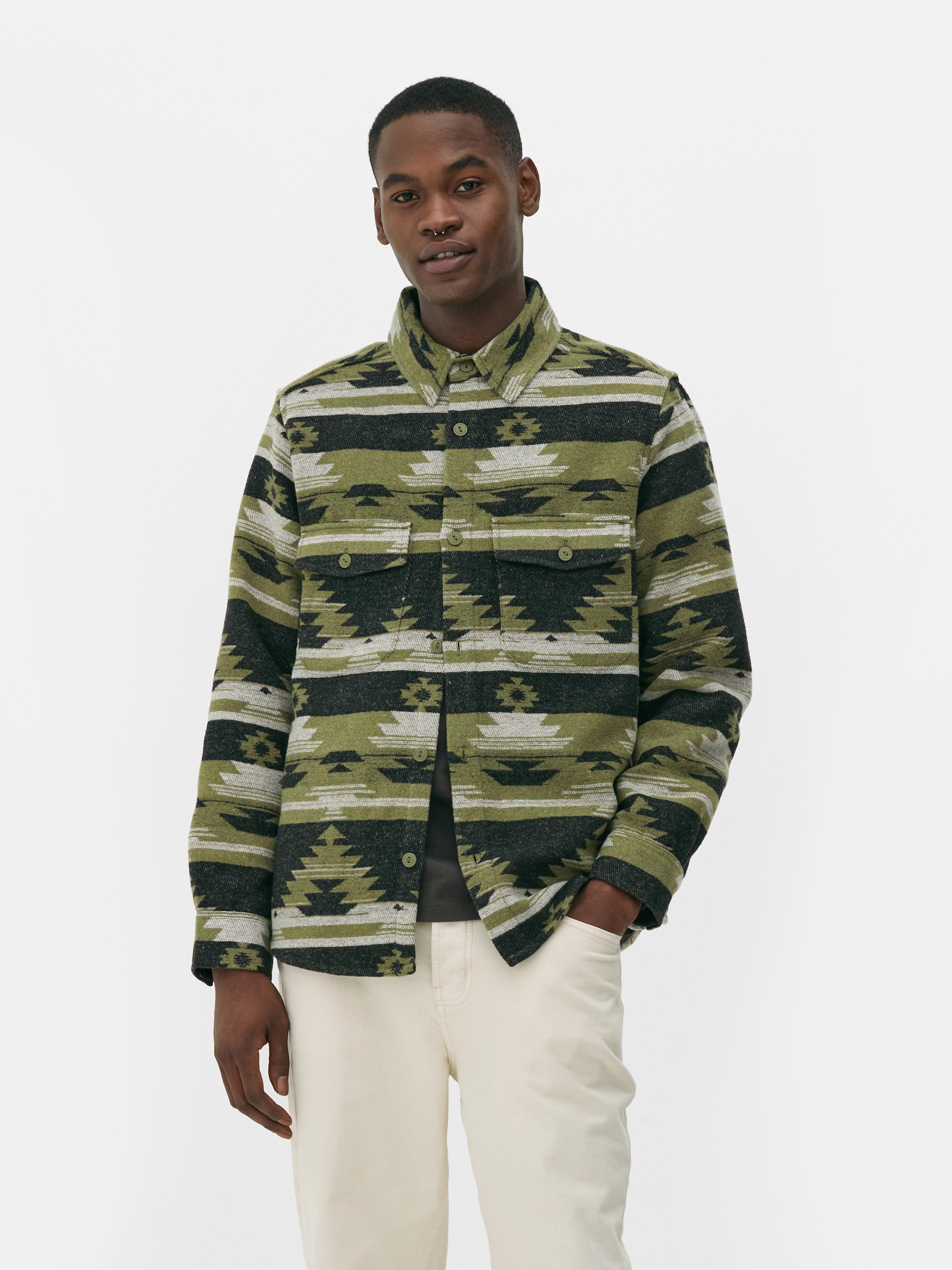Geometrisches Overshirt Ein lässiges Overshirt mit Kragen, zwei Brusttaschen und einem durchgehenden geometrischen Muster