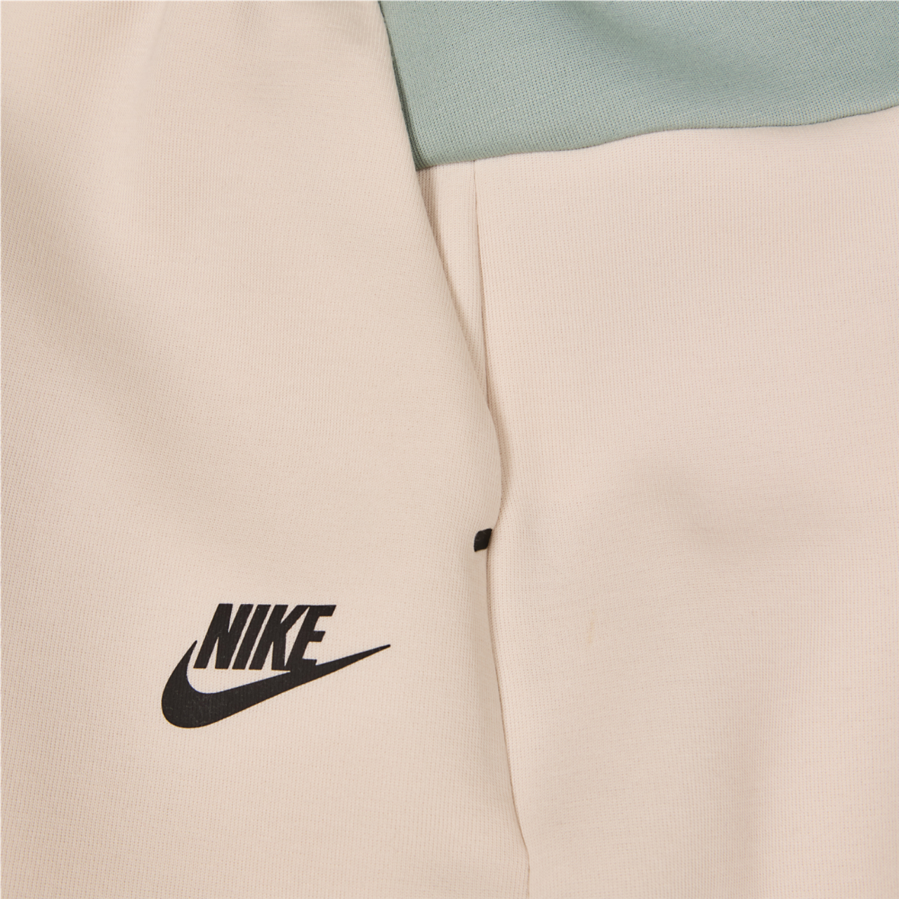 Nike Tech -väriblokki