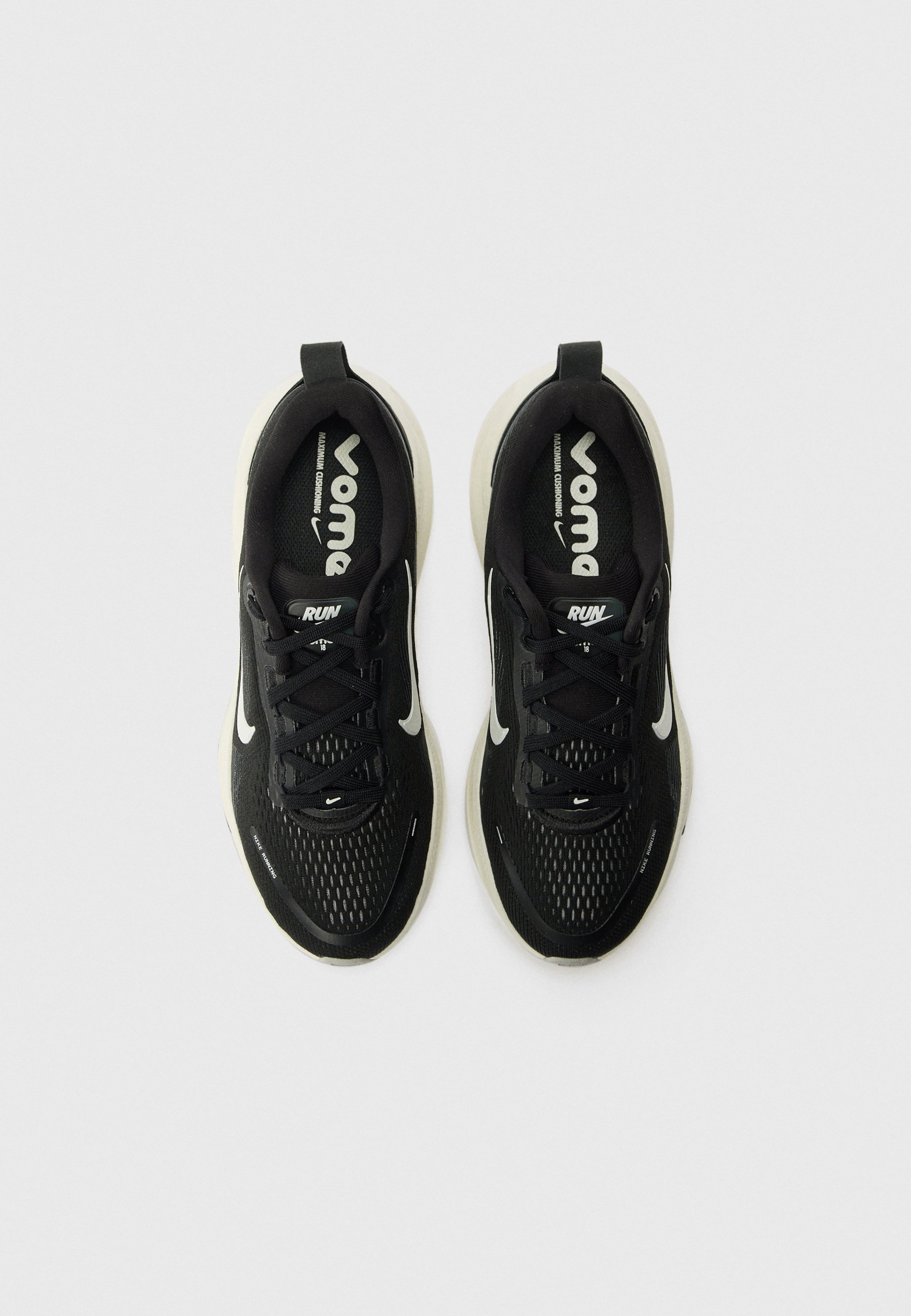 Nike Performance VOMERO 18 UNISEX - Běžecké boty na silnici - black/summit white/coconut milk