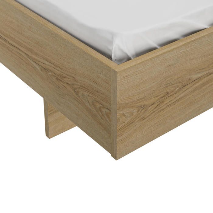 Bed van 180 x 200 cm met een glanzende witte houtnerfafwerking.