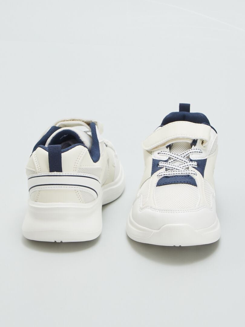 Tênis estilo corrida com solado grosso - BRANCO
