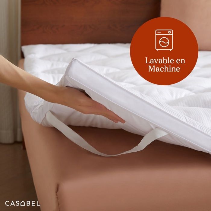 Cubrecolchón CASABEL de 160 x 190 cm en microfibra refrescante, relleno de fibra hueca de 600 g/m², 4 cm de grosor, cierre elástico.