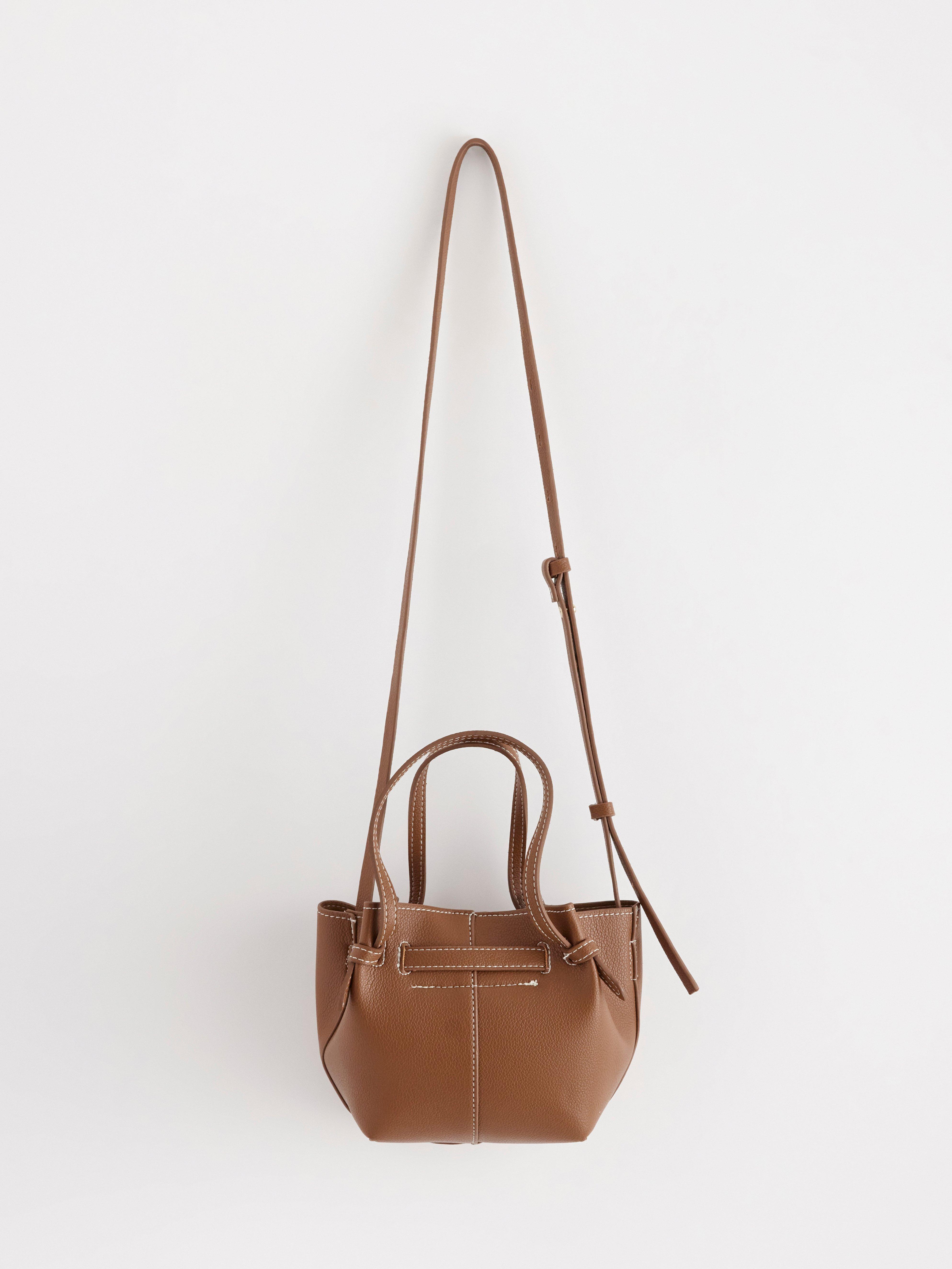 Bolsa de couro sintético cor conhaque