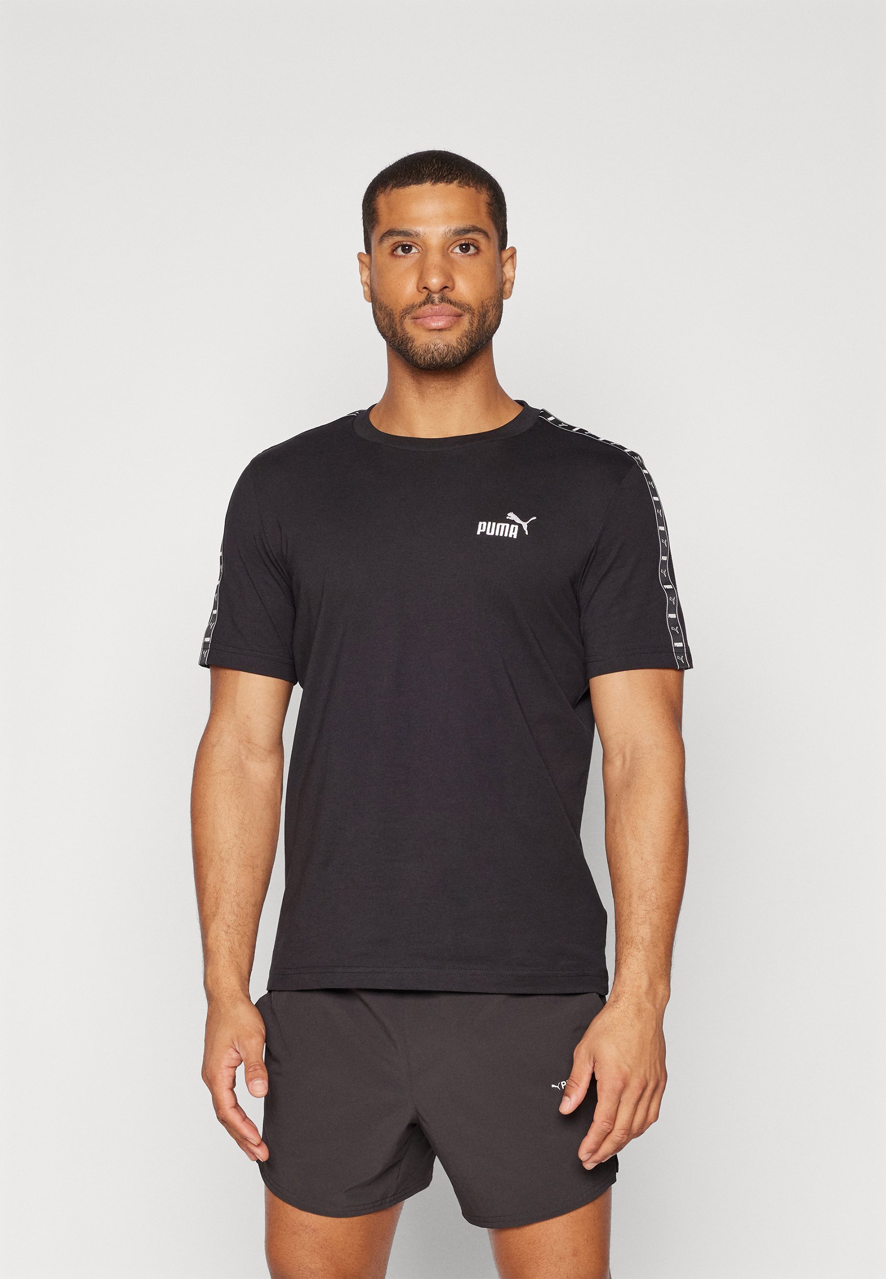 Puma TAPE TEE - T-shirt met print - zwart