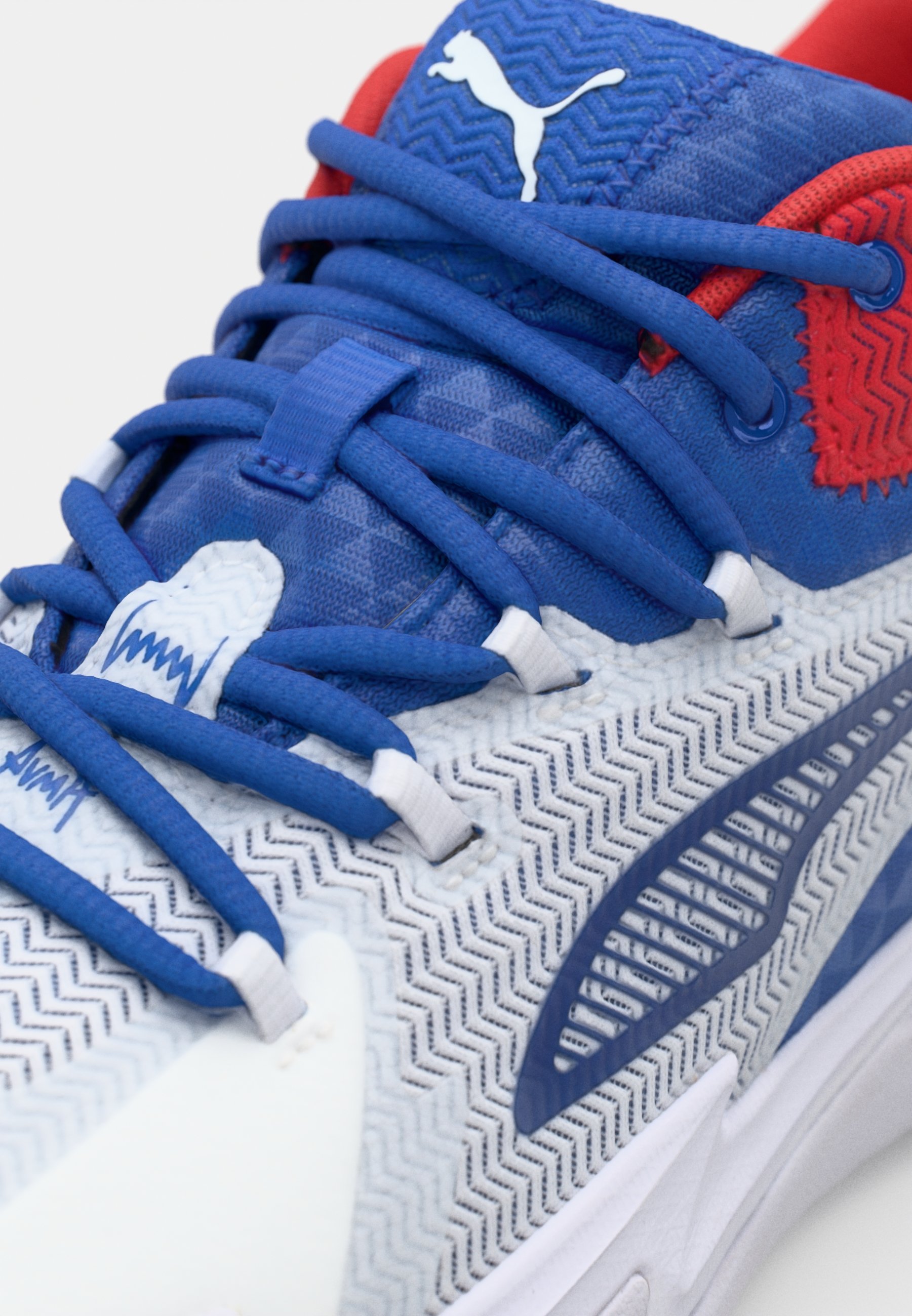 Puma DAGGER - Chaussures de basketball - blanc/bleu montagne/rouge intemporel