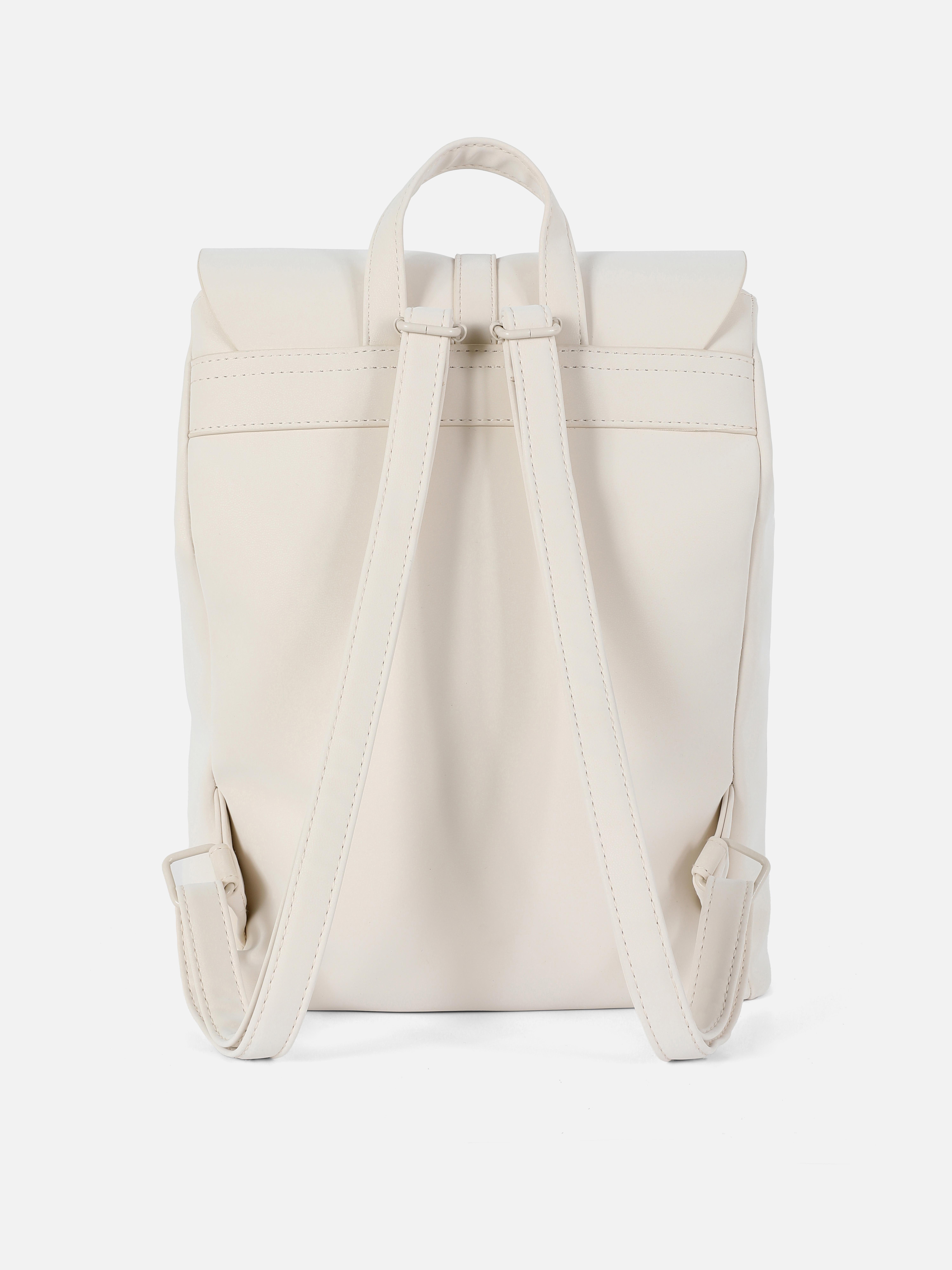 Schicker Klappenrucksack mit Magnetverschluss und Schnallendetail