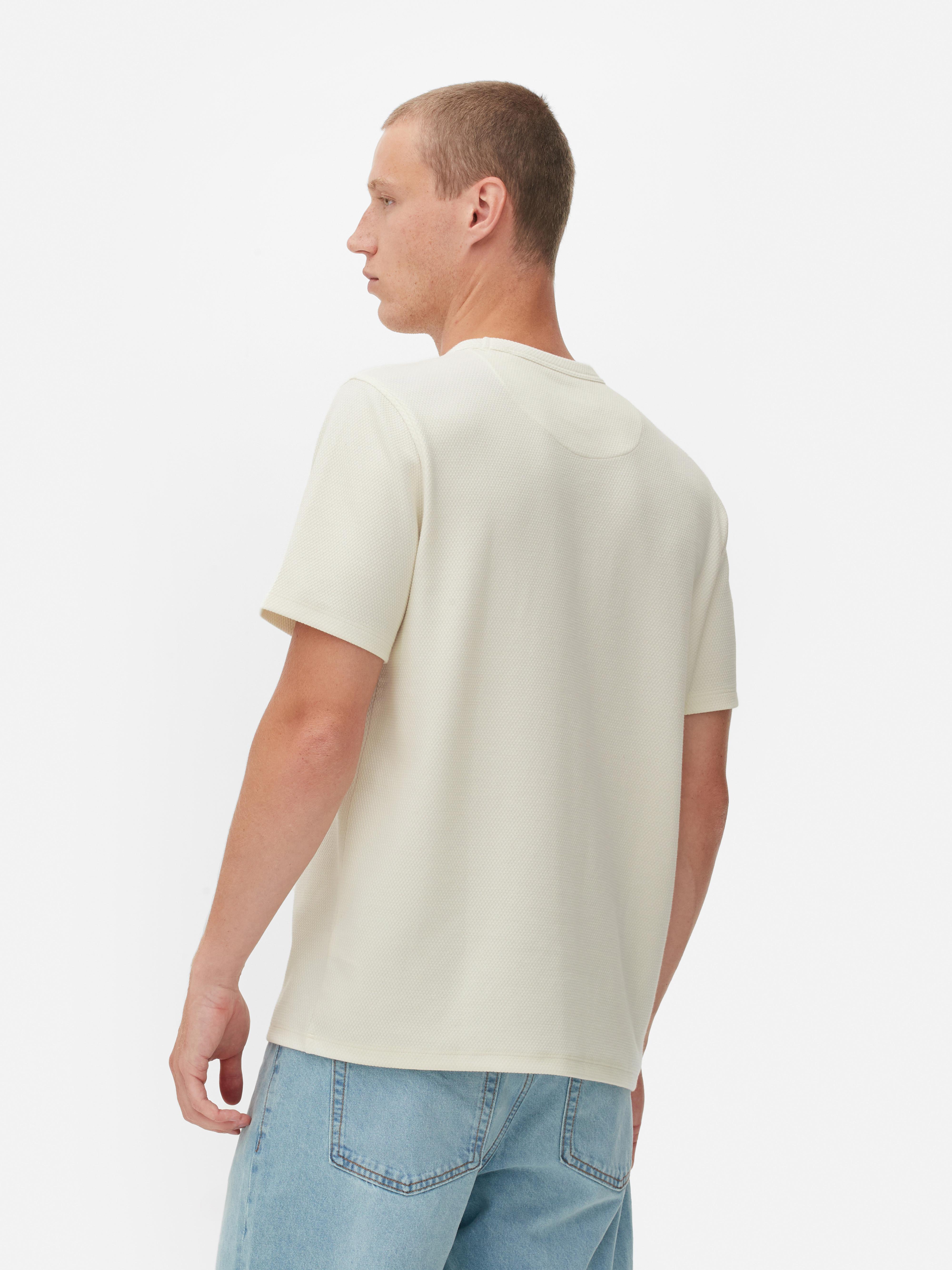 T-Shirt mit Wabenstruktur Ein T-Shirt mit Rundhalsausschnitt, kurzen Ärmeln und Wabenmuster