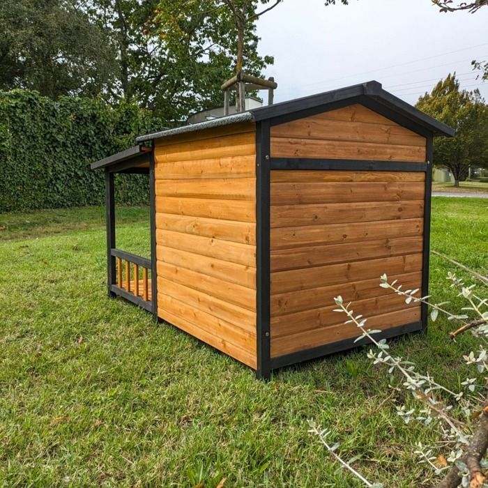 Caseta para perro pastor australiano con techo de tejas y terraza cubierta, tamaño L, madera.