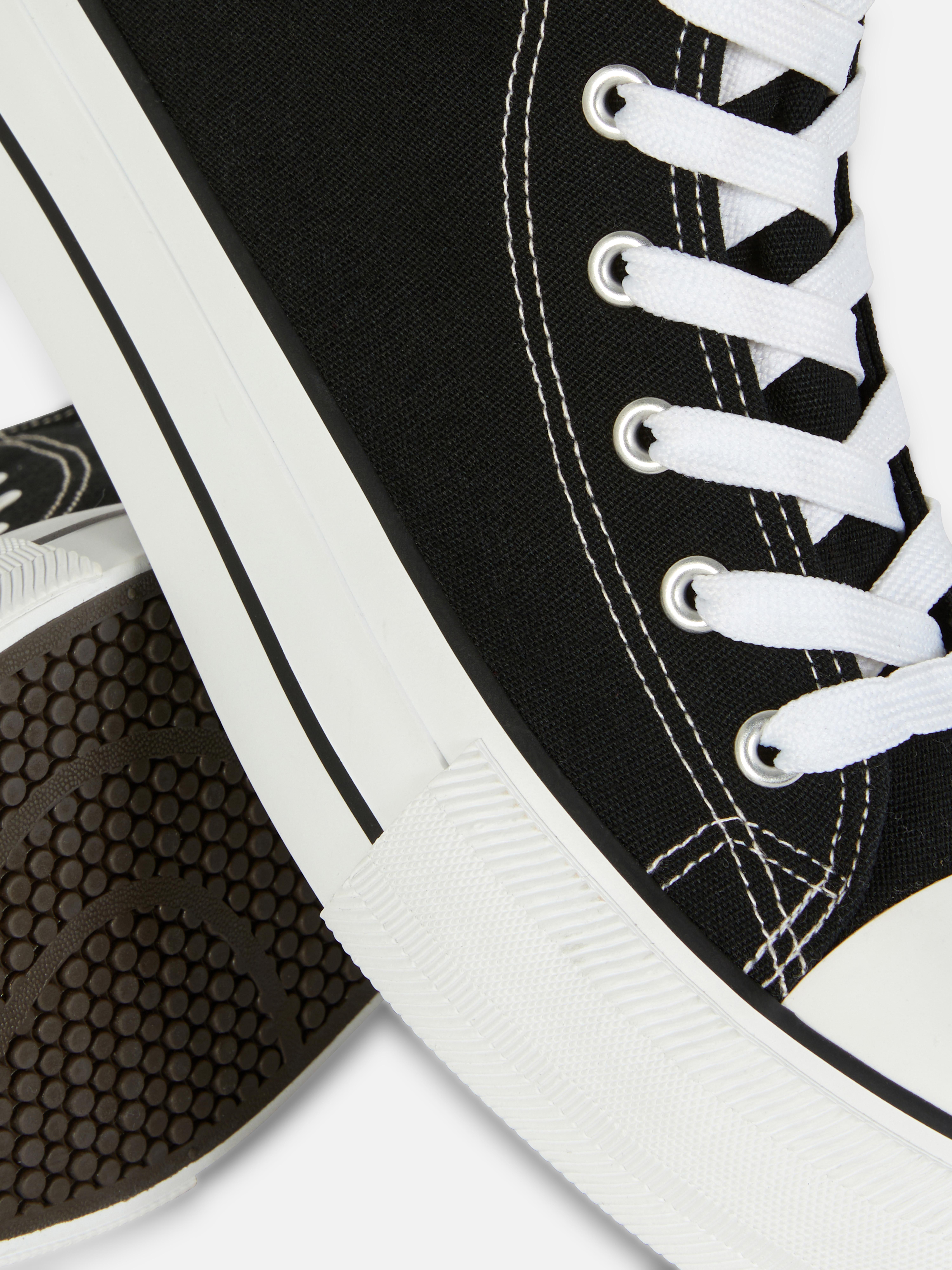 Sneakers classiche in tela. Dai una marcia in più alla tua collezione di scarpe con le nostre sneakers con plateau.