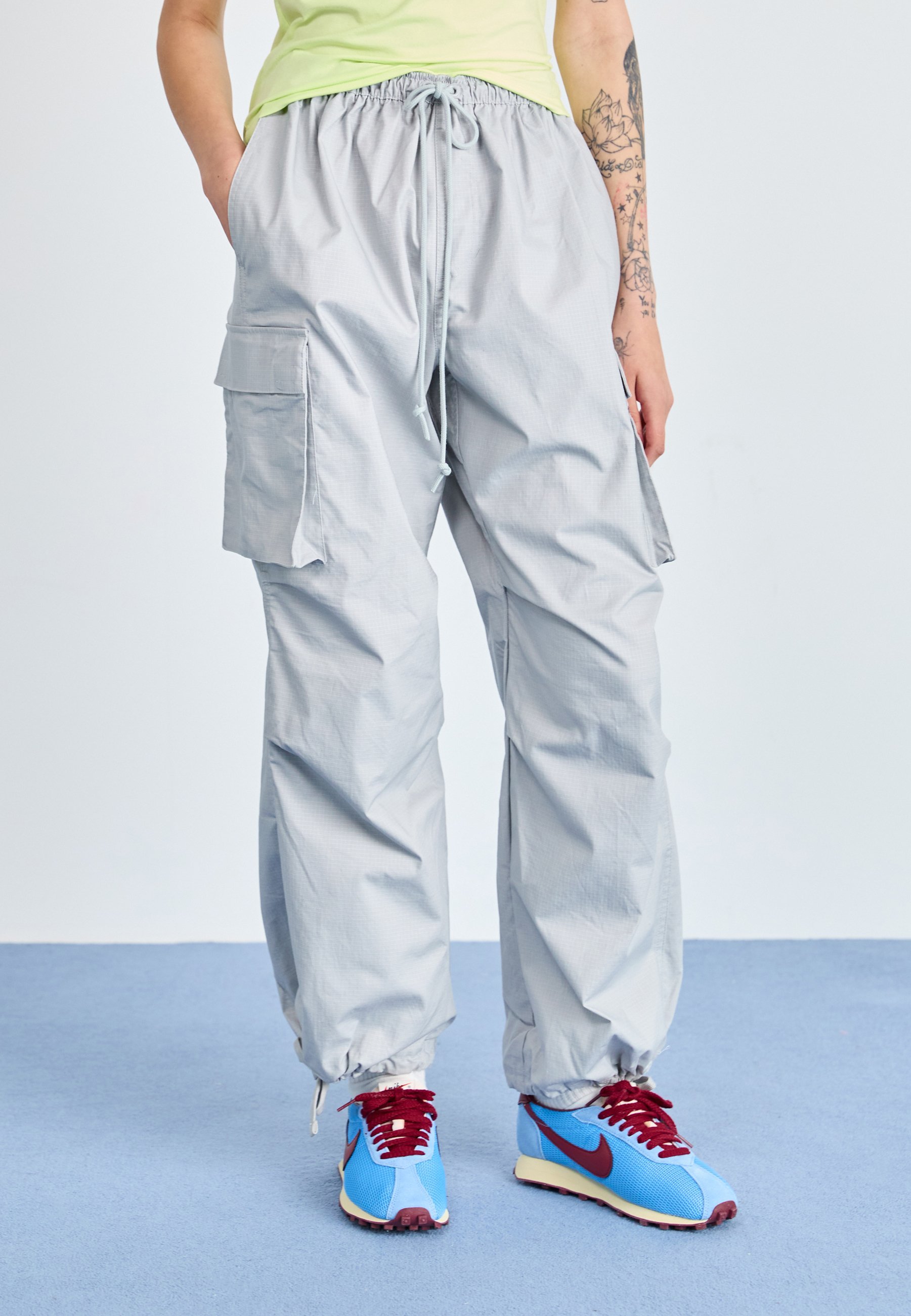 Nike Sportswear SPORTSWEAR - Cargobukser - light smoke grey/black
