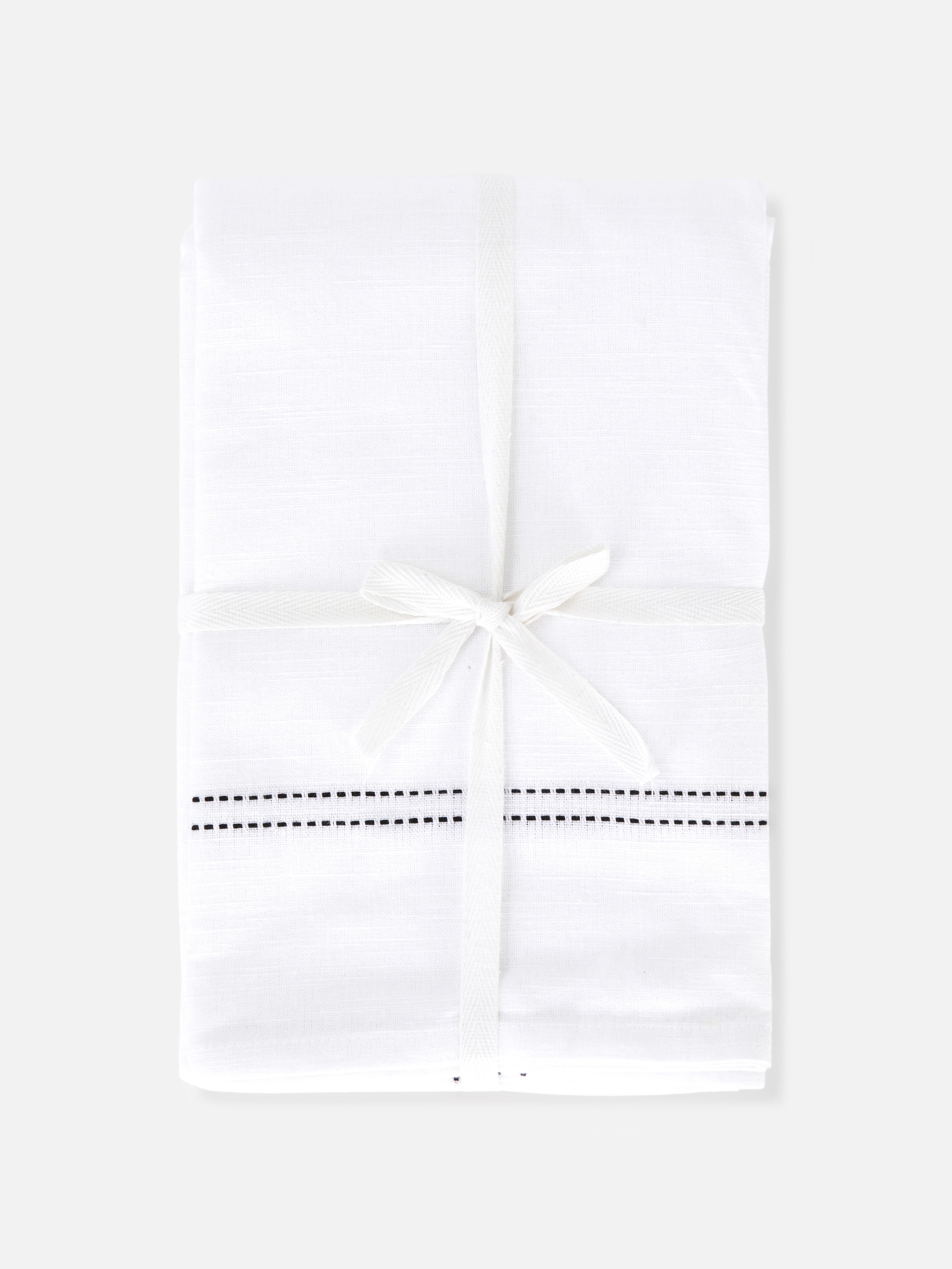 Tovaglia con cuciture Questa elegante tovaglia in cotone bianco con dettagli di cuciture nere è perfetta per una cena di stile