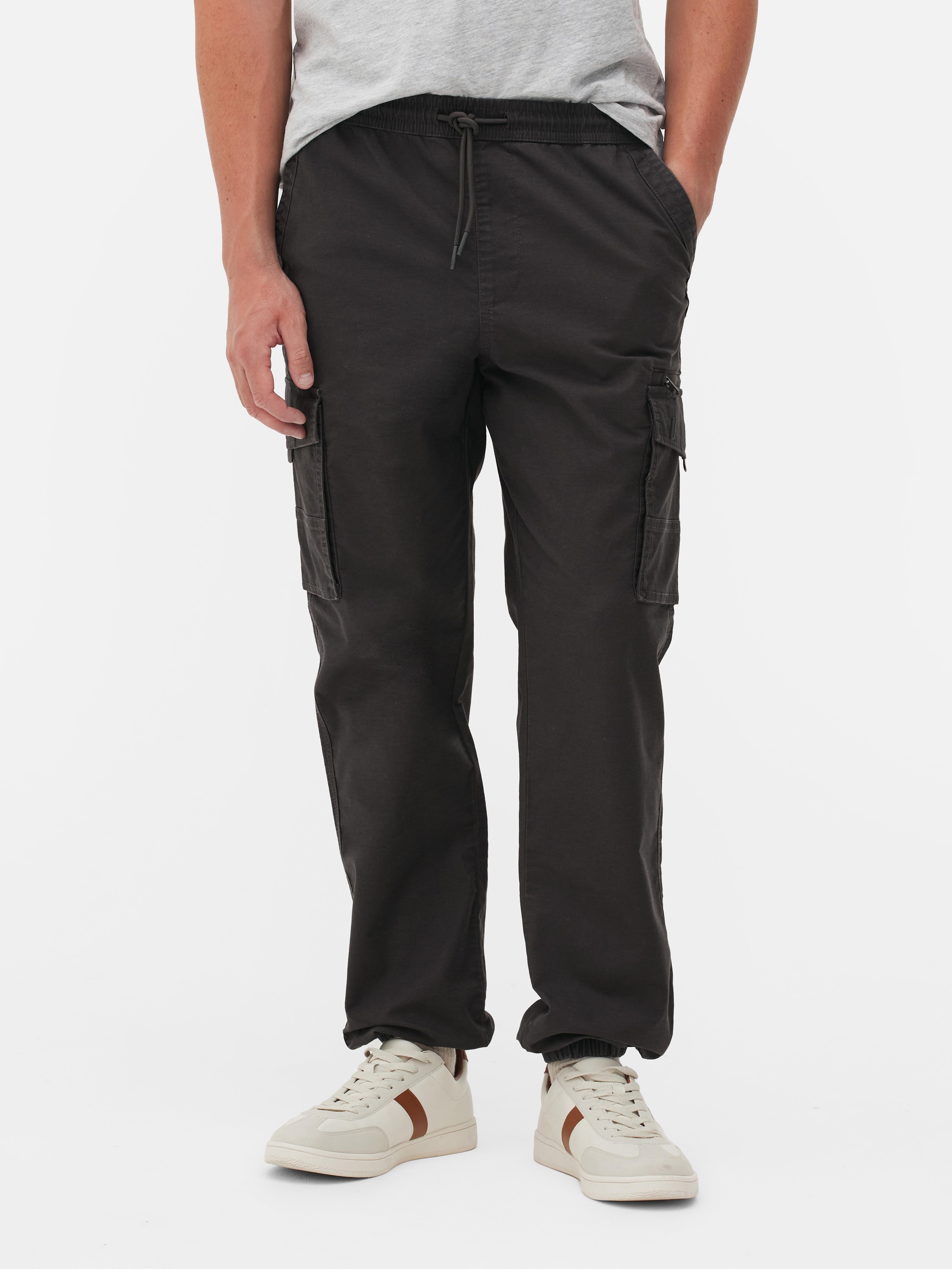 Pantaloni cargo lejeri cu manșete la gleznă. Acești pantaloni cargo sunt eleganți și practici.