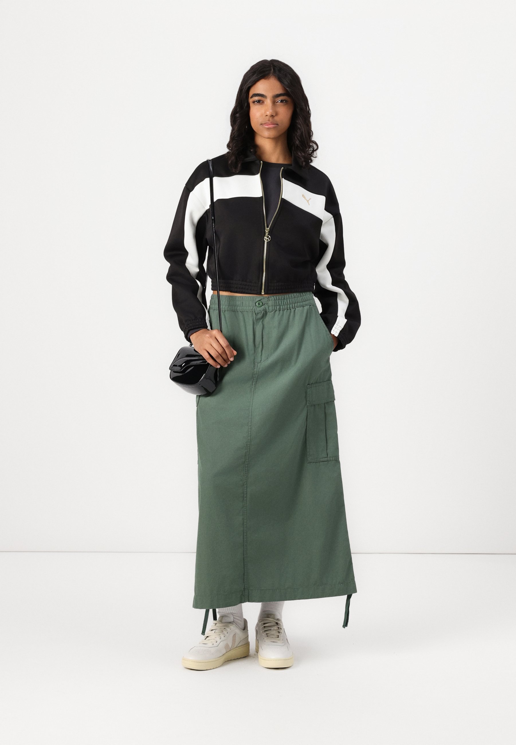Jaqueta cropped Puma - Jaqueta para atividades ao ar livre - preta
