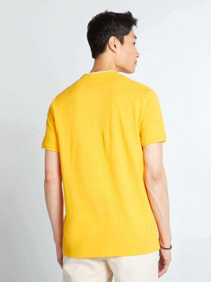 Camisa polo em piqué de algodão com gola mandarim - AMARELA
