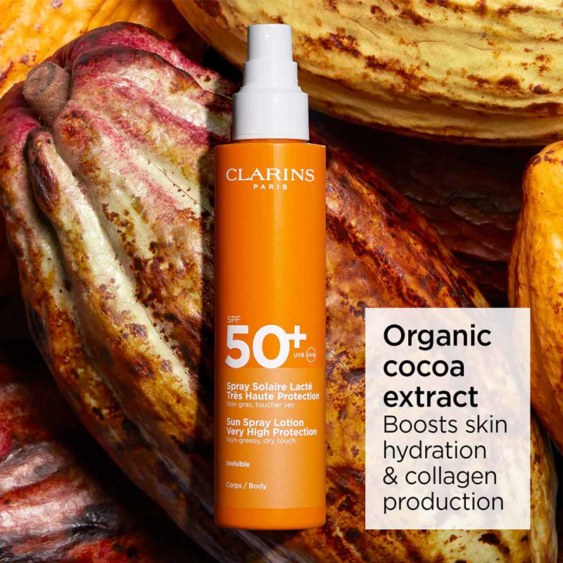 Protetor solar em spray Clarins Sun Care para o corpo e rosto.