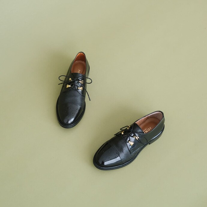 Derbies effet reptile  noir à détails dorés
