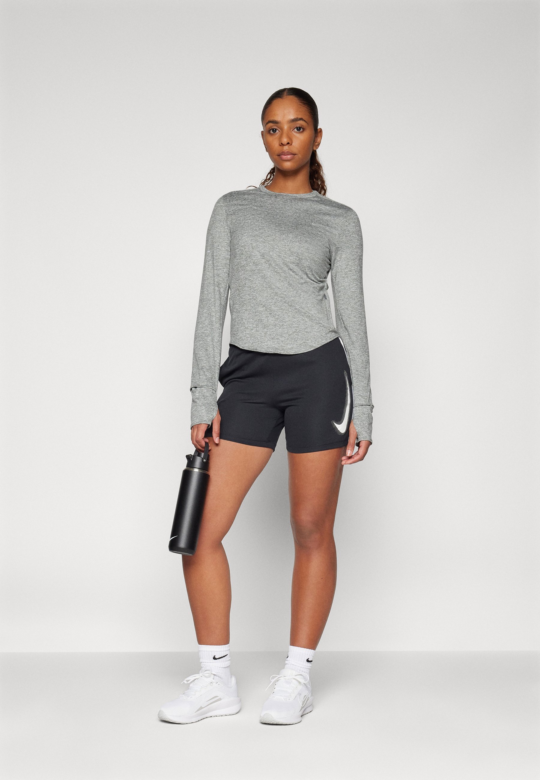 Haut à manches longues Nike Performance SWIFT - gris fumé/argent réfléchissant