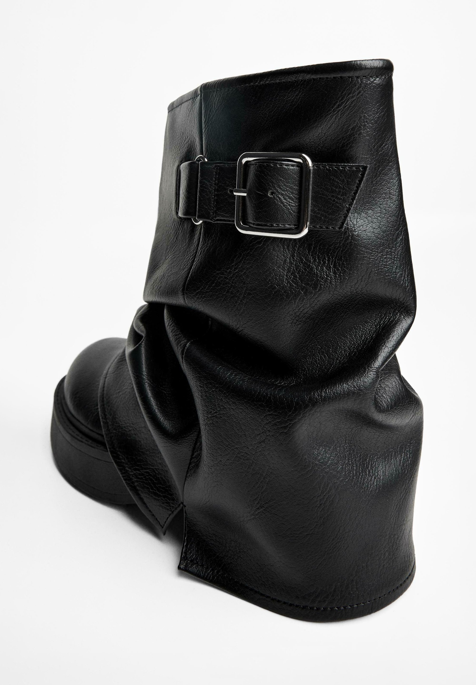 Bershka CON FIBBIA - Stivaletto da cowboy/motociclista - nero