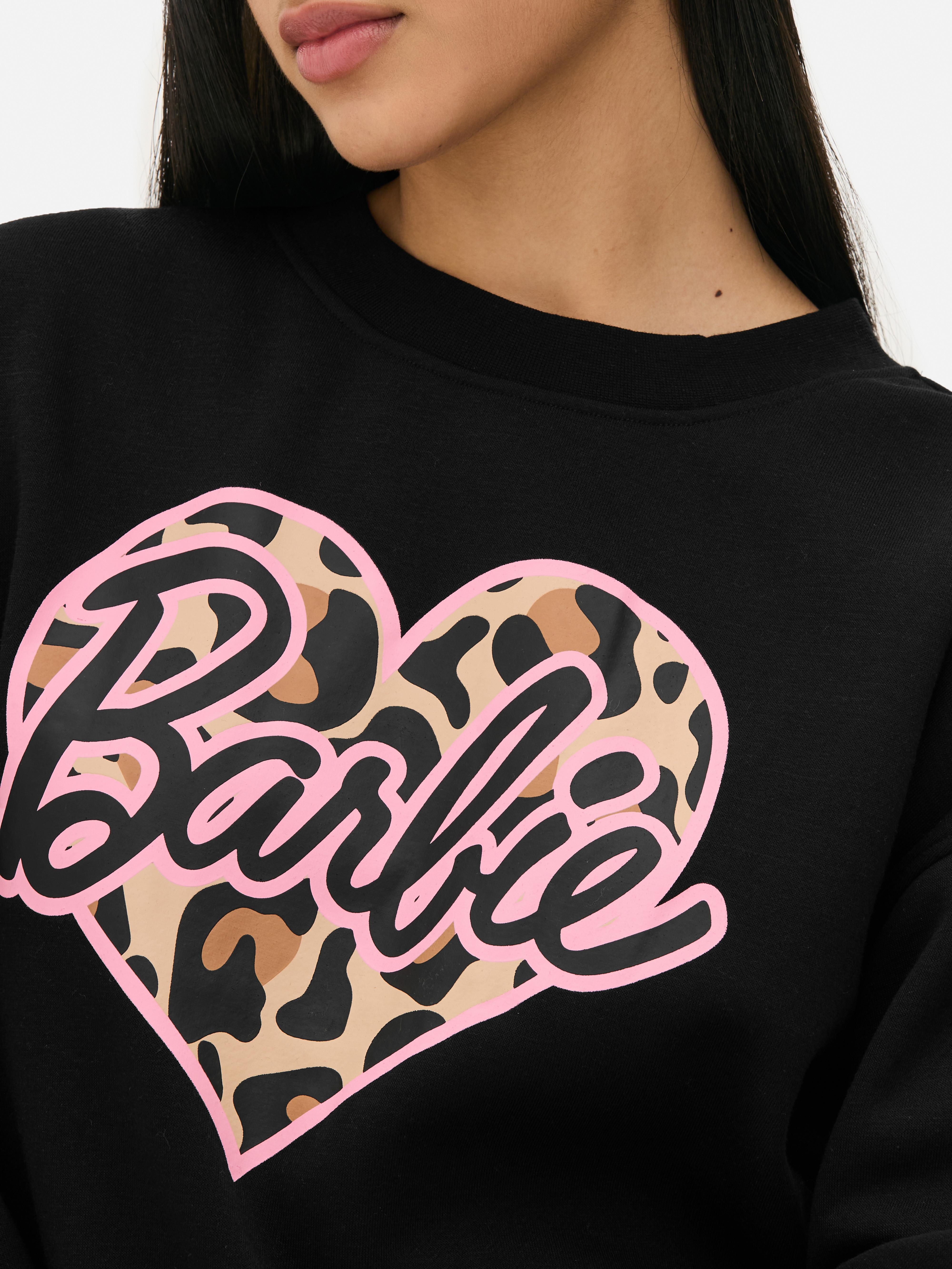 Hanorac cu imprimeu Barbie. Acest hanorac cu imprimeu Barbie are umeri căzuți și manșete cu nervuri.