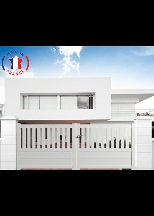 Halfopen aluminium draaipoortset. Afmetingen: B 3500 mm (tussen de pilaren) x H 1300 mm. Wit (9010)