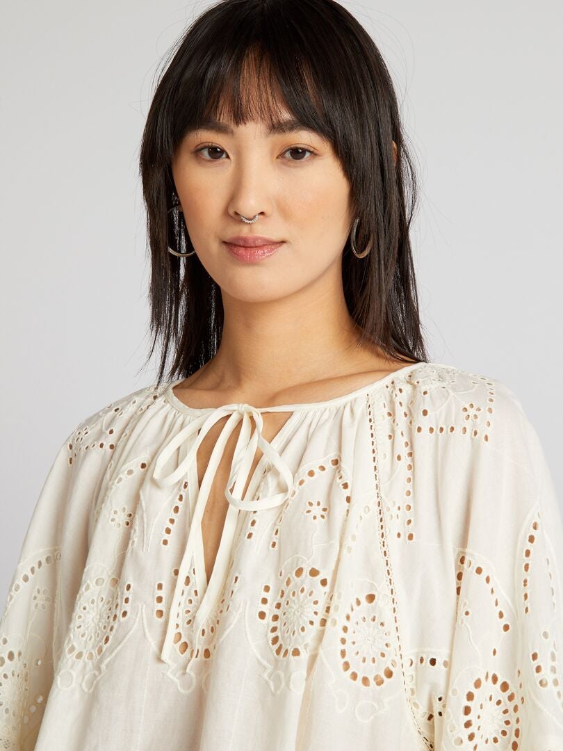 Blusa com bordado e renda - BEGE