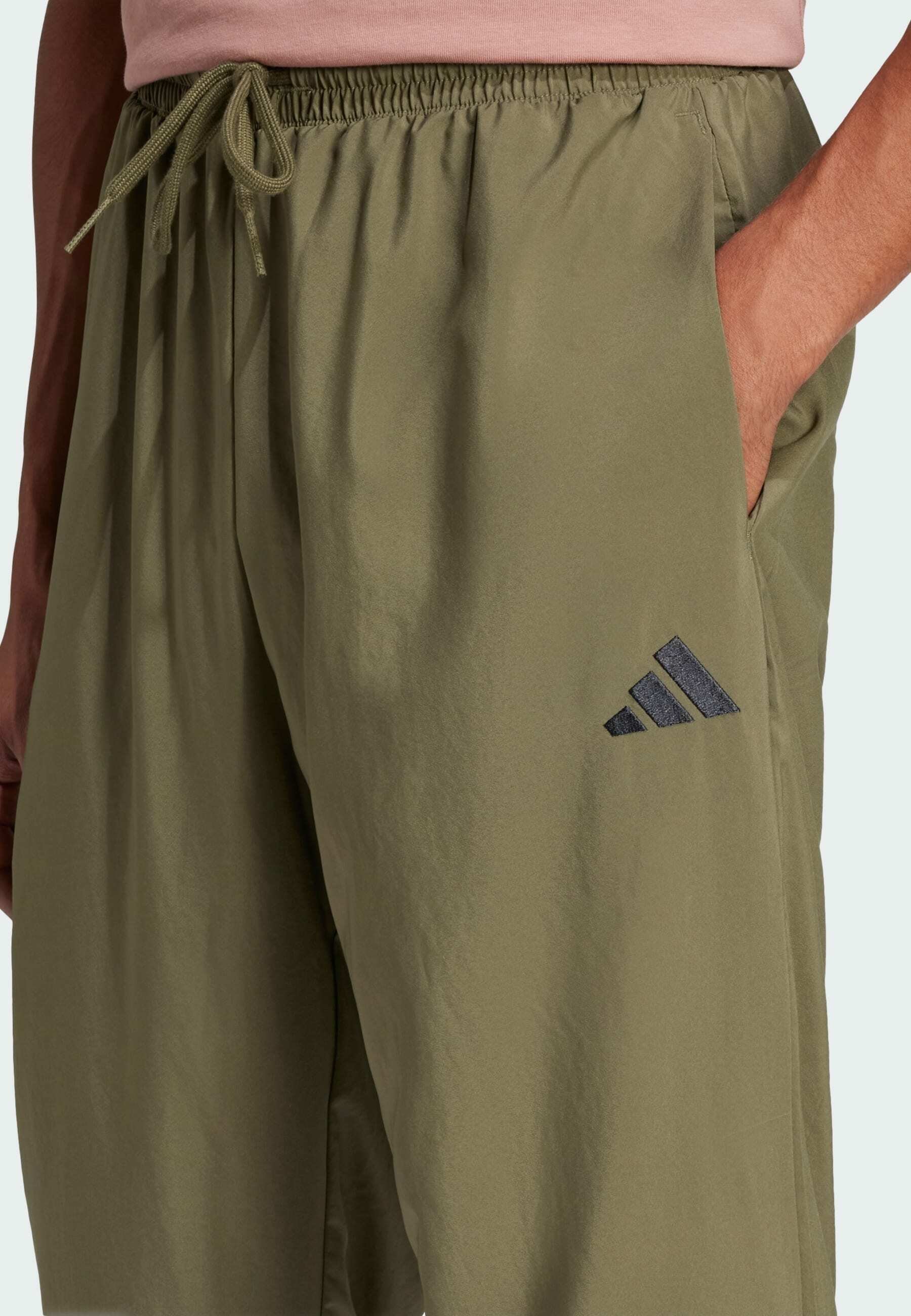 adidas Sportswear ESSENTIALS SMALL STANFORD - Pantaloni della tuta - verde oliva e nero