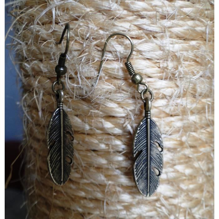 Paire de boucle d’oreilles avec plume en bronze.