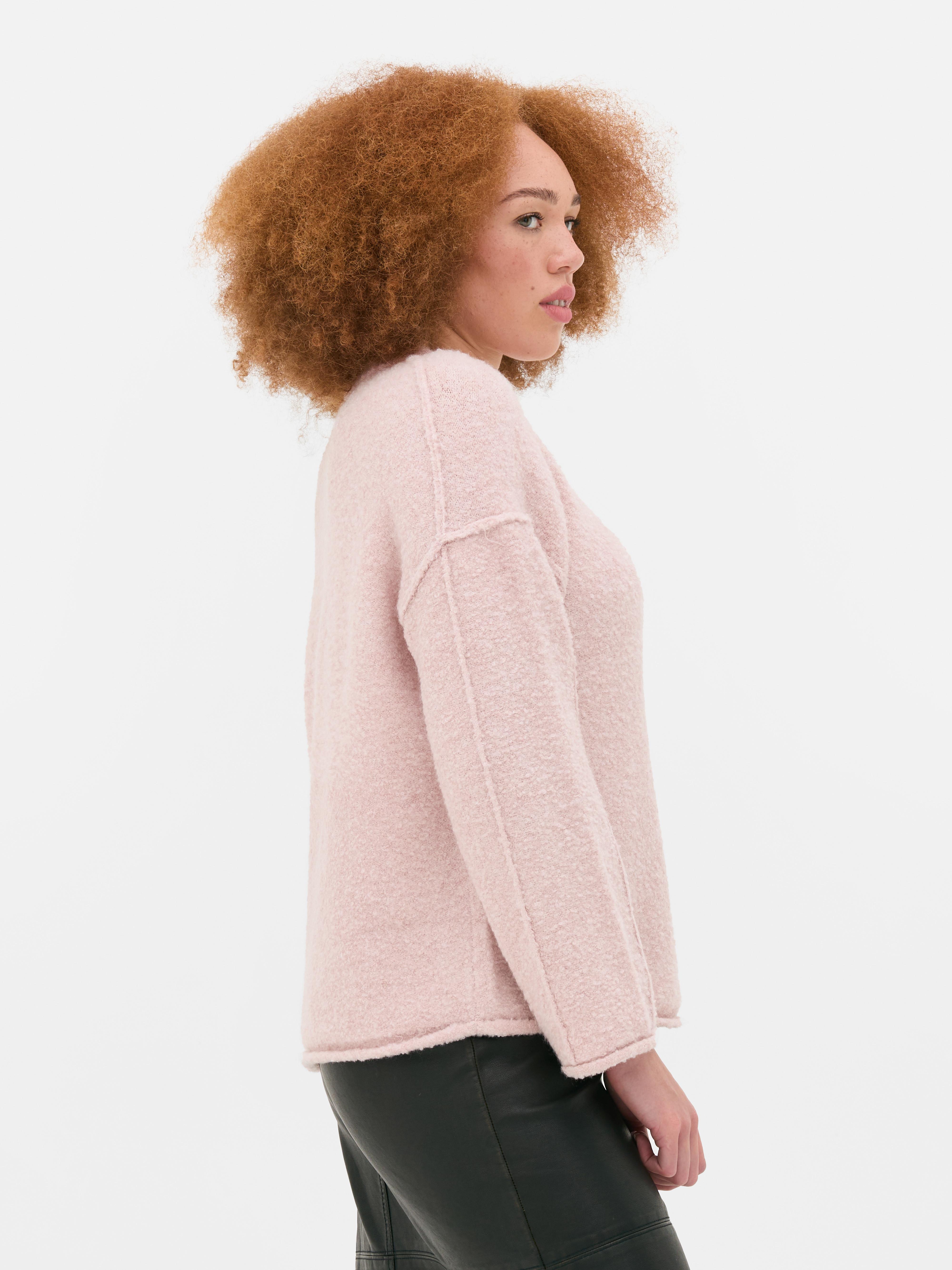 Bouclé-Pullover mit Rundhalsausschnitt Ein wunderbar warmer Bouclé-Pullover mit Rundhalsausschnitt und sichtbaren Nähten