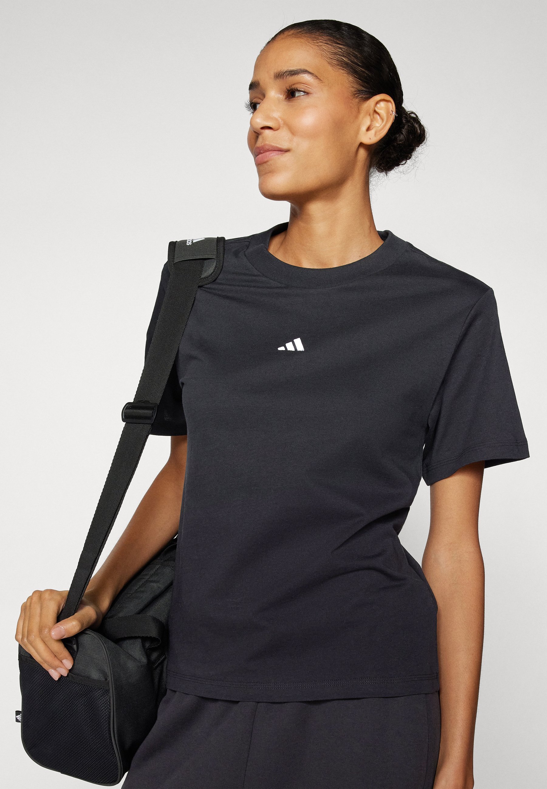 adidas Sportswear ESSENTIALS SMALL LOGO - Basic T-shirt - zwart/wit