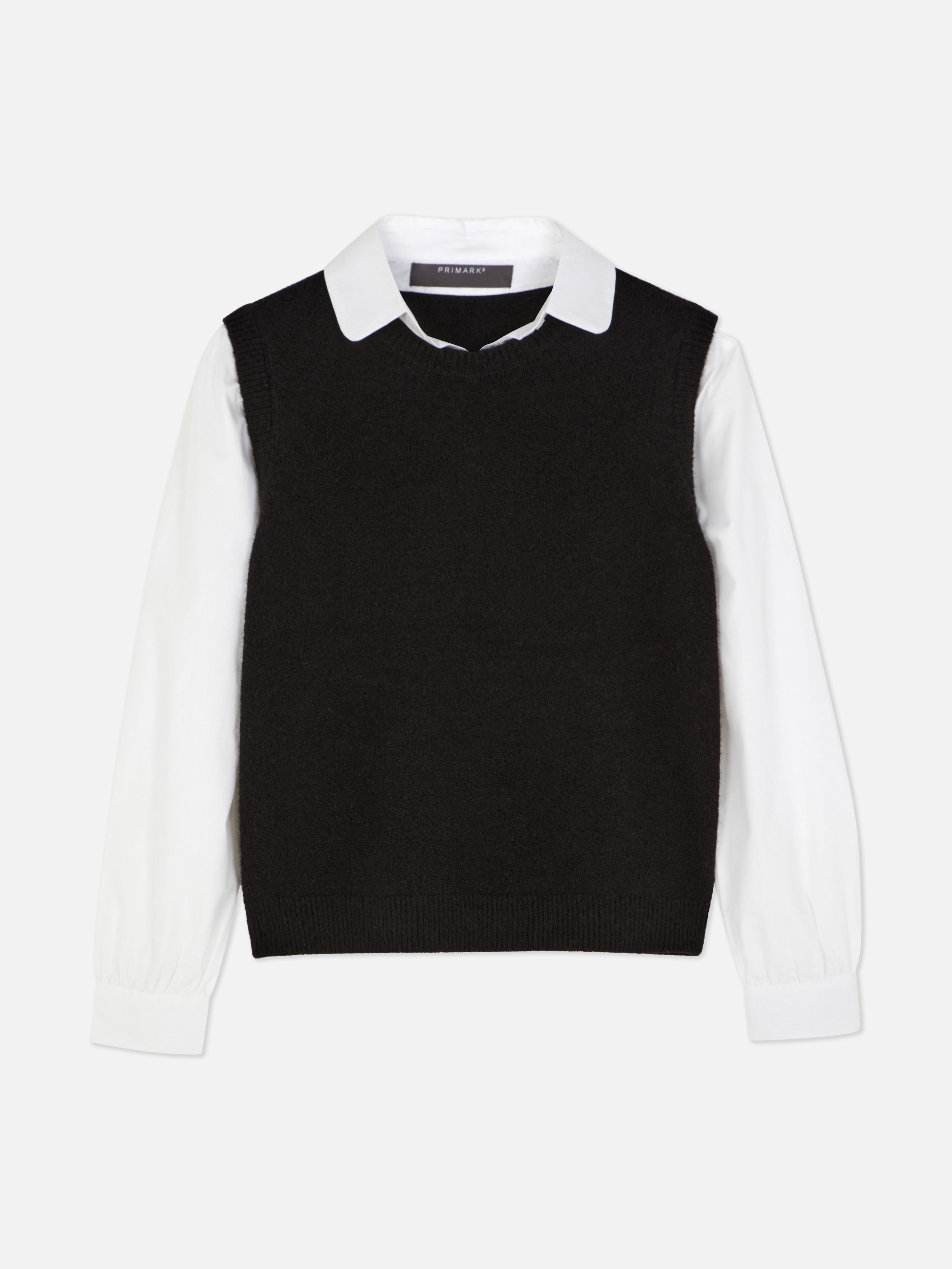 Camicia e gilet 2 in 1. Un gilet in maglia e una camicia con colletto e maniche lunghe con polsini.