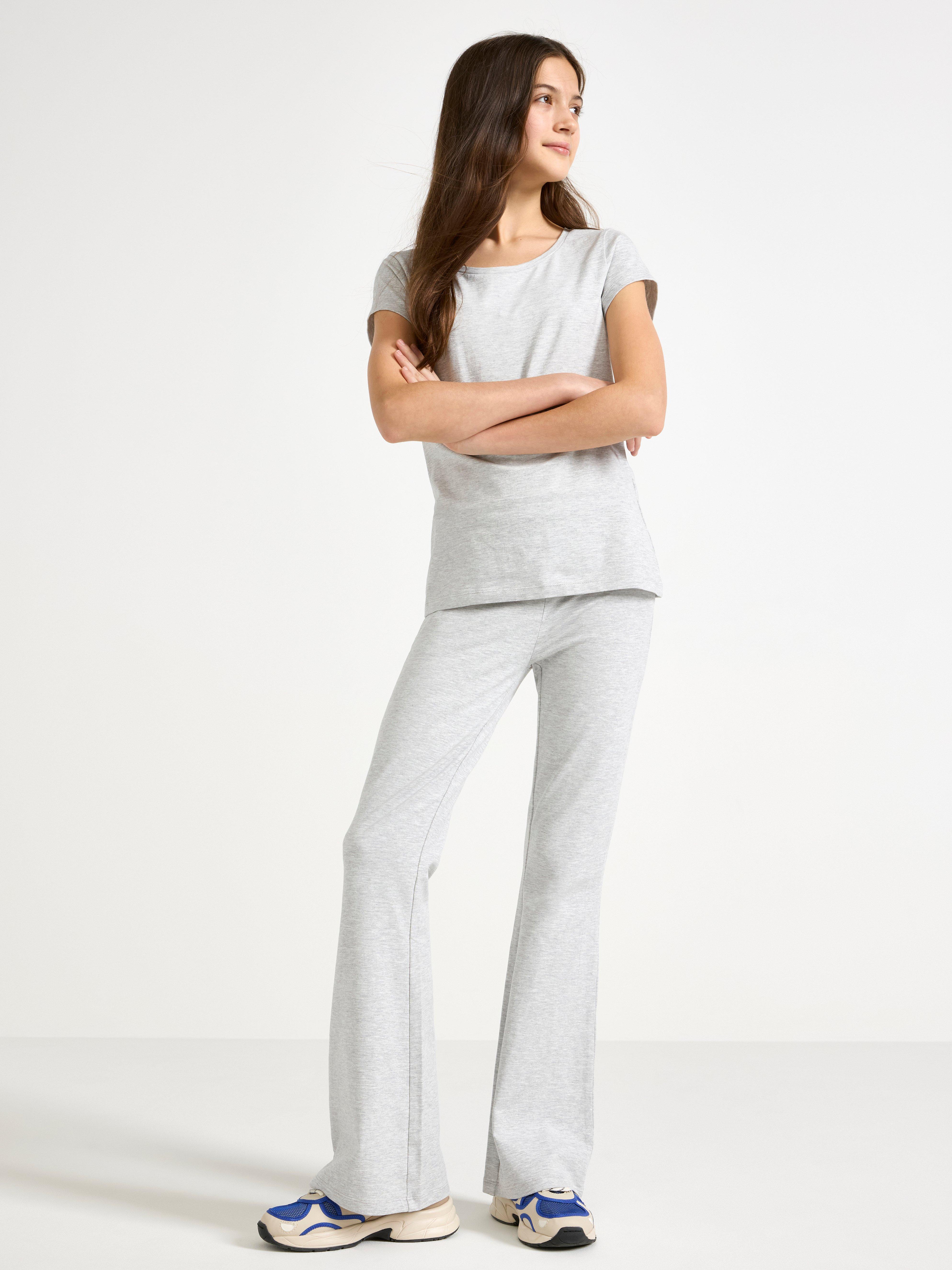 Top con mangas cortas, color gris claro jaspeado.