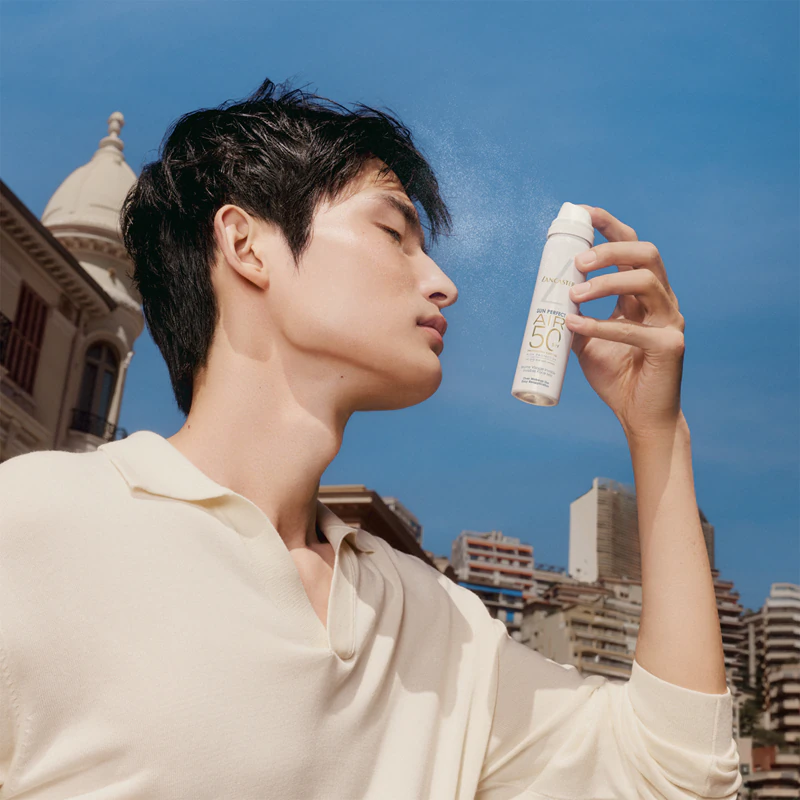 Lancaster Sun Perfect Air Spray Facial Invisível para umedecer o rosto durante a exposição solar.