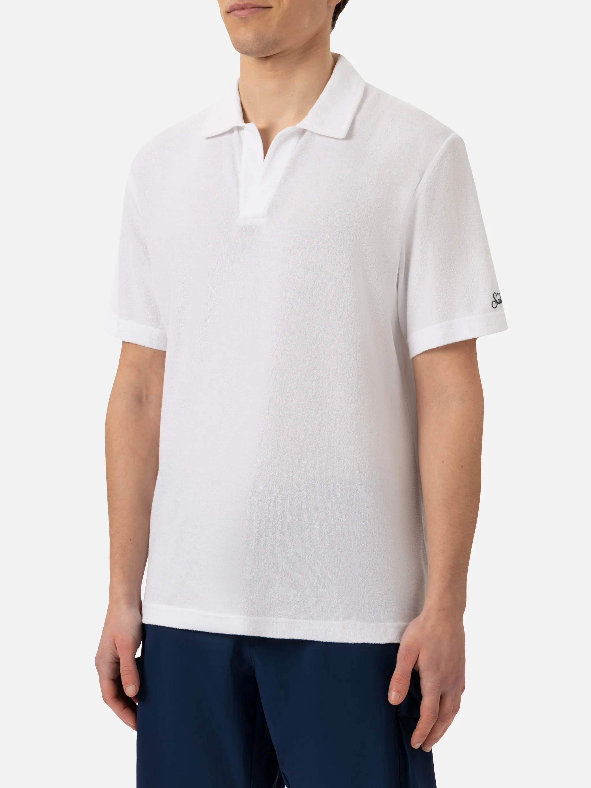 Jeremy Polo in een witte badstof
