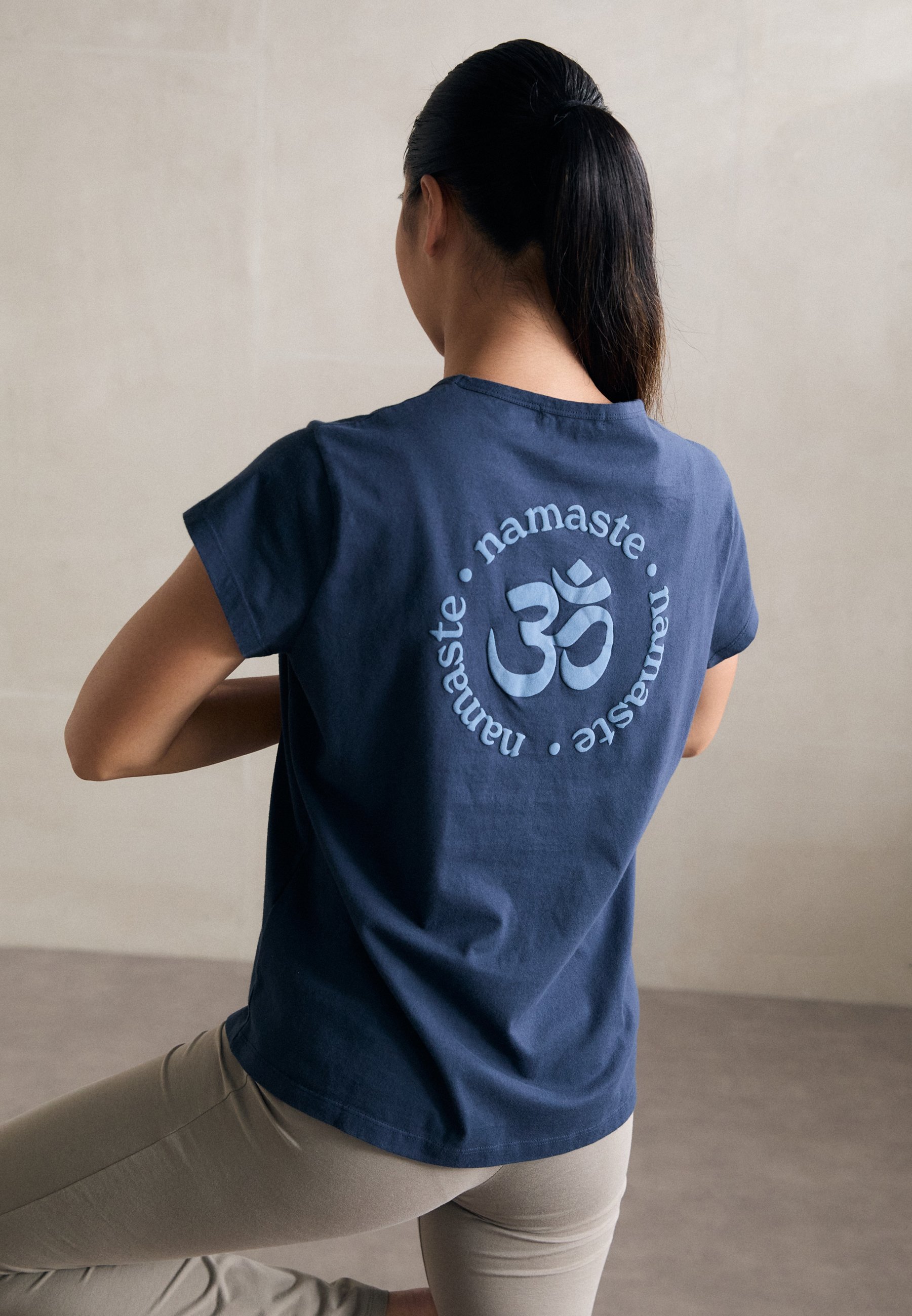 Yogasearcher NAMASTE - T-shirt met print - navy