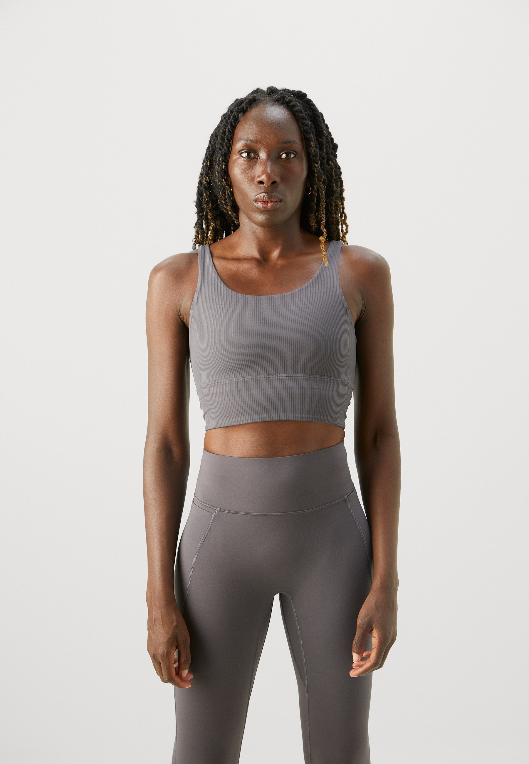 Nike Performance WIDE BRA – Biustonosz sportowy zapewniający lekkie wsparcie – Thunder Grey