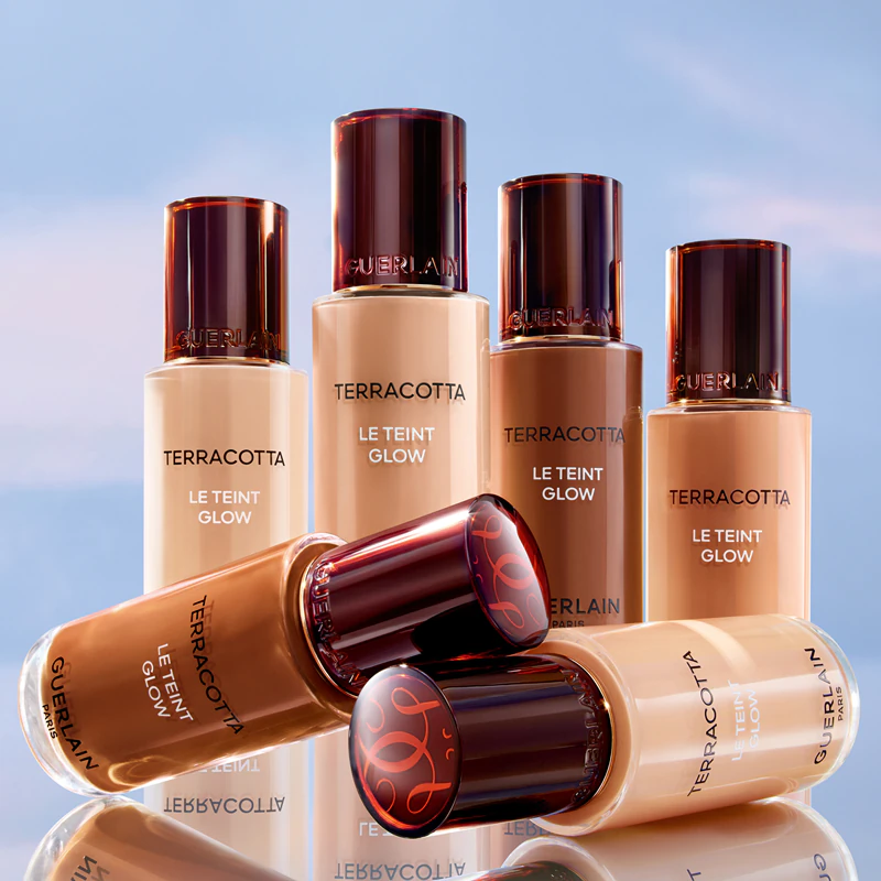 Base líquida iluminadora GUERLAIN Terracotta Le Teint Glow para um look natural