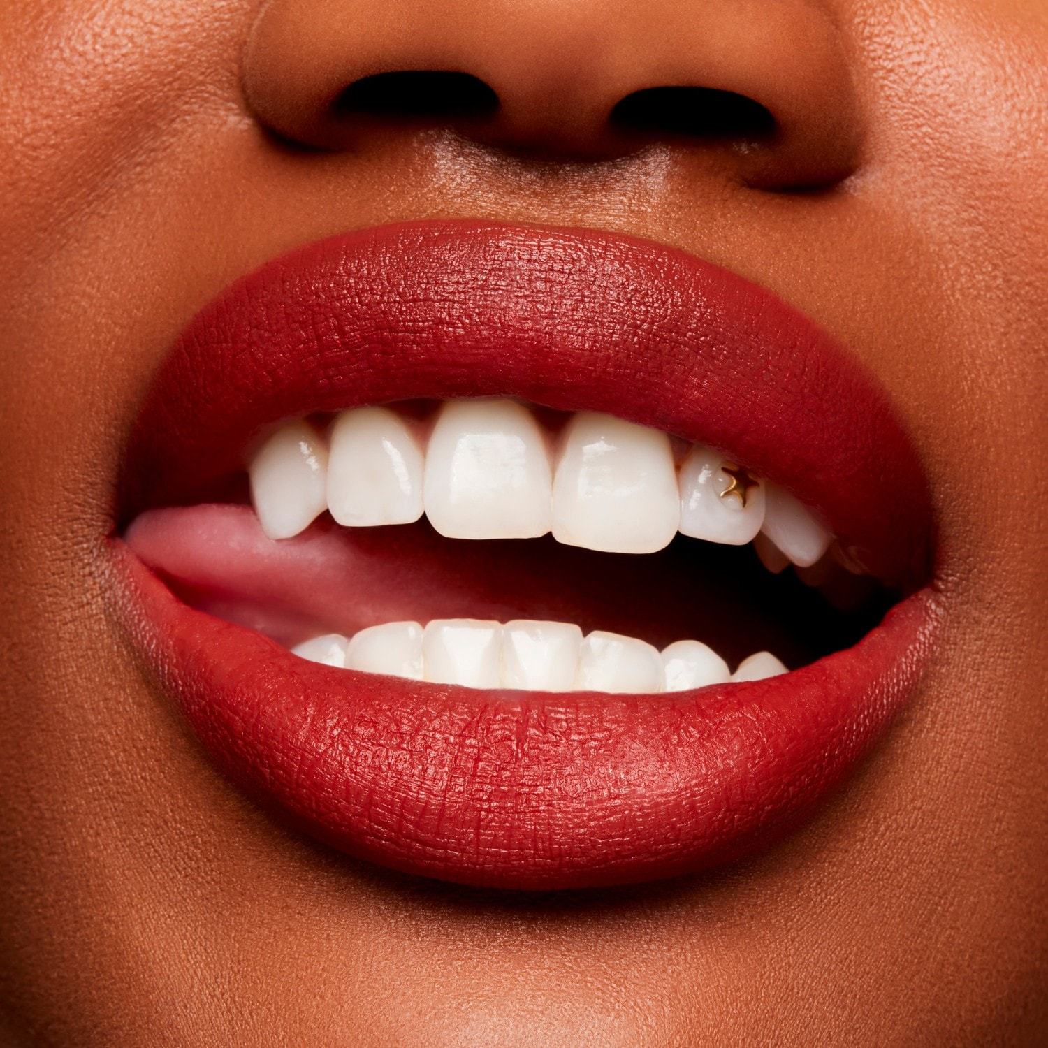 MAC ruž za usne u prahu Kiss Velvet Blur Slim Stick - 2 g