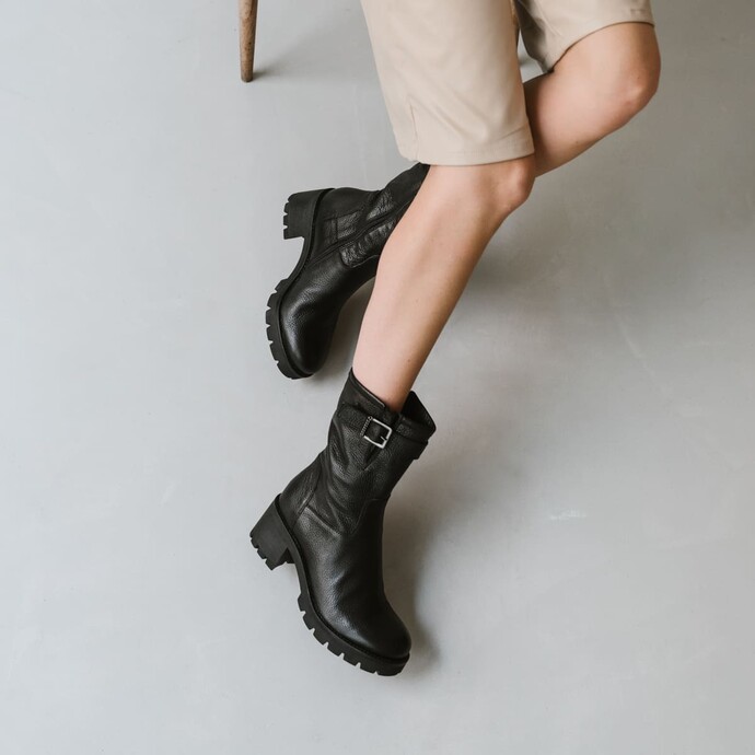 Bottines à boucles  en cuir grainé noir
