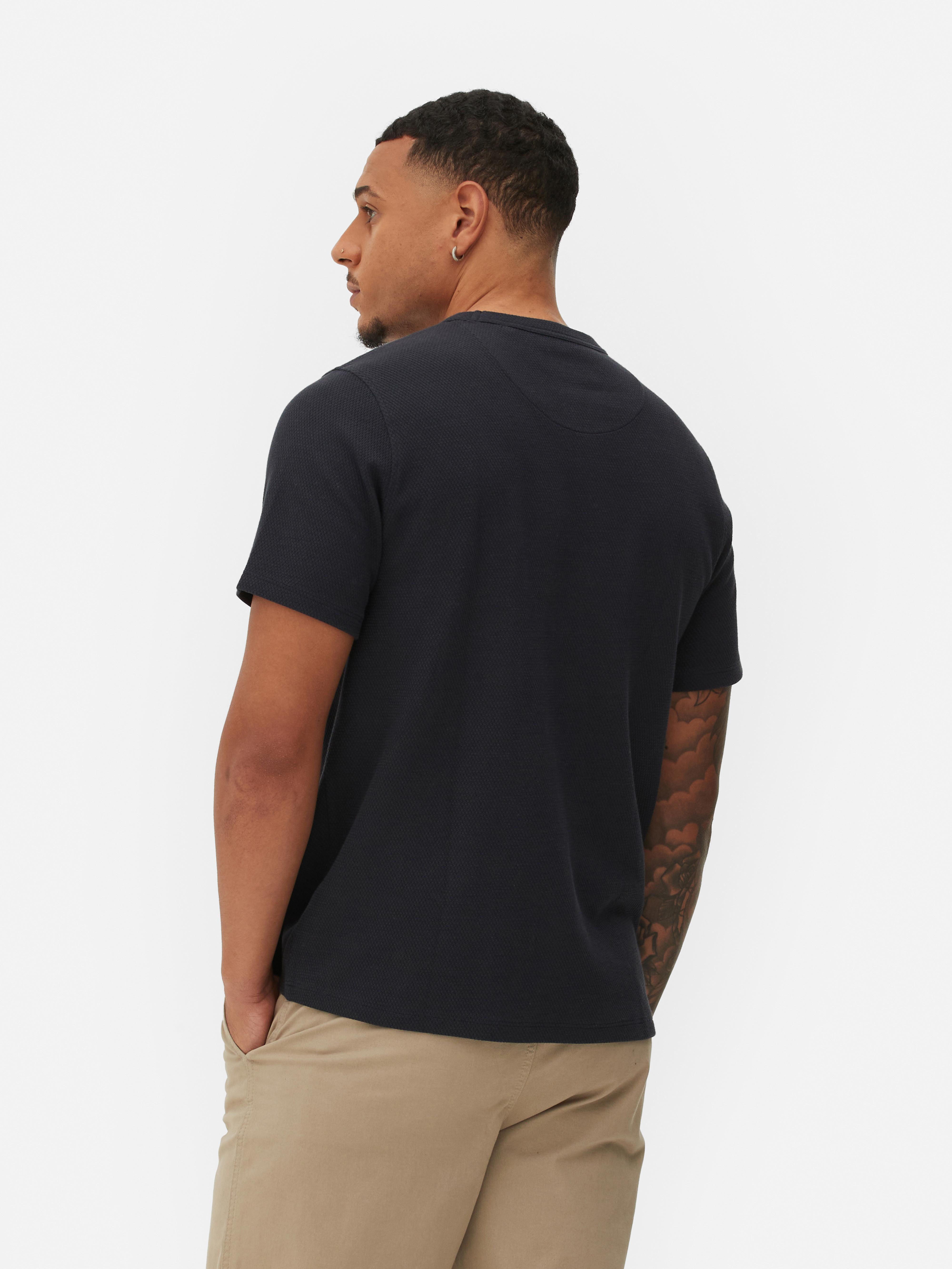 T-Shirt mit Wabenstruktur Ein T-Shirt mit Rundhalsausschnitt, kurzen Ärmeln und Wabenmuster
